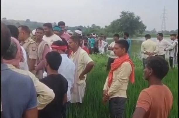 अहरौरा में कलकलिया नदी में युवती के डूबने की आशंका, SDRF ने संभाला मोर्चा
अहरौरा। थाना क्षेत्र के चकलिया गांव में मंगलवार सुबह उस समय हड़कंप मच गया, जब 22 वर्षीय प्रियंका पाल उर्फ पिंकी के कलकलिया नदी में डूबने की आशंका जताई गई। घटना की सूचना मिलते ही पुलिस प्रशासन सक्रिय हो गया और युवती की तलाश के लिए SDRF की टीम ने मोर्चा संभाल लिया।
नदी में संभावित डूबने की सूचना के बाद मौके पर स्थानीय लोगों की भीड़ जुट गई। SDRF जवान नदी में उतरकर युवती की तलाश में जुटे हैं। पुलिस और प्रशासनिक टीम भी मौके पर मौजूद रहकर राहत एवं बचाव कार्य की निगरानी कर रही है।
फिलहाल युवती का कोई सुराग नहीं मिल सका है। रेस्क्यू टीम द्वारा नदी में लगातार तलाशी अभियान चलाया जा रहा है।
#TodayMirzapur #Mirzapur #Ahraura #AhrouraNews #SDRF #RescueOperation #KalKaliyaRiver #मीरजापुर #अहरौरा #रेस्क्यूऑपरेशन
