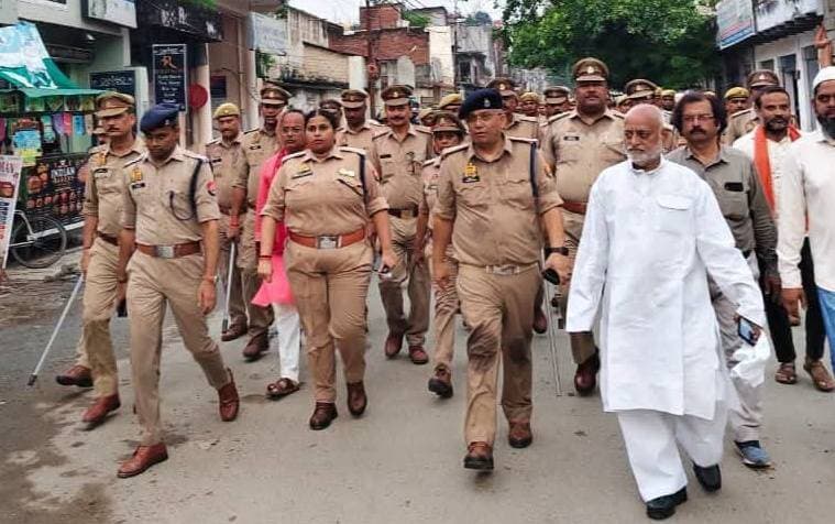 त्योहारों को लेकर पुलिस अलर्ट, SP अपर्णा रजत कौशिक ने किया फ्लैग मार्च
मिर्जापुर। बारावफात, रक्षाबंधन सहित आगामी त्योहारों के दृष्टिगत SP मिर्जापुर अपर्णा रजत कौशिक ने नगर के मिश्रित आबादी वाले संवेदनशील क्षेत्रों में भारी पुलिस बल के साथ पैदल गश्त (फ्लैग मार्च) किया।
इस दौरान पुलिस अधिकारियों एवं जवानों ने क्षेत्र में सुरक्षा व्यवस्था का जायजा लिया और आमजन में सुरक्षा का भरोसा कायम किया। पुलिस प्रशासन ने आगामी त्योहारों को शांतिपूर्ण एवं सौहार्दपूर्ण माहौल में संपन्न कराने के लिए सुरक्षा व्यवस्था को मजबूत किया है।
#Mirzapur #SPMirzapur #अपर्णारजतकौशिक #UPPolice #MirzapurPolice #FlagMarch #Barawafat #RakshaBandhan #TodayMirzapur
