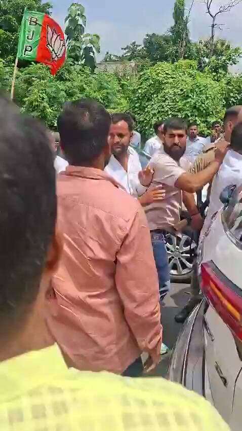 देवरिया, उत्तर प्रदेश
➡️ देवरिया में BJP के दो गुटों में बीच सड़क जमकर मारपीट
➡️ लाठी-डंडों से हुई मारपीट और हाथापाई का मामला सामने आया
➡️ एयरपोर्ट पर दो भाजपा नेताओं के बीच कहासुनी के बाद बढ़ा विवाद
➡️ दोनों नेता राष्ट्रीय सह संयोजक सोशल मीडिया शिवानंद द्विवेदी को रिसीव करने गए थे
➡️ लौटते समय खरोच चौराहे पर दोनों पक्षों में जमकर हुई मारपीट
➡️ सड़क पर हुए हंगामे से मौके पर मची अफरा-तफरी
➡️ मामले को लेकर भाजपा नेताओं ने कुछ भी बोलने से किया इनकार
➡️ घटना को लेकर इलाके में चर्चा तेज