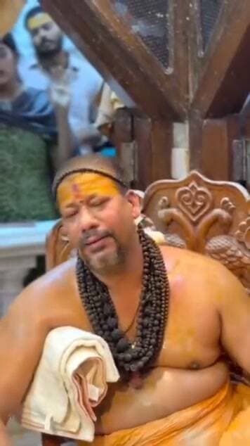पीड़ा में भी महादेव का स्मरण—आंखों में आंसू, वातावरण शिवमय
भस्म आरती के बाद सिद्धपीठ दक्षिण काली मंदिर में जो दृश्य सामने आया, उसने वहां मौजूद हर श्रद्धालु को भावुक कर दिया। पूज्य आचार्य महामंडलेश्वर स्वामी कैलाशानंद गिरी महाराज पीड़ा में होने के बावजूद लगातार “महादेव… महादेव…” का स्मरण करते रहे। उनकी साधना और शिव के प्रति अटूट समर्पण को देखकर वहां मौजूद लोगों की आंखों में आंसू आ गए। पूरा वातावरण जैसे शिवमय हो गया था।
मंदिर परिसर में मौजूद श्रद्धालुओं के बीच बार-बार एक ही भाव उमड़ रहा था कि पूज्य महाराज जी की साधना में शिव तत्व की अनुभूति होती है और ऐसा लगता है जैसे भोले बाबा का विशेष आशीर्वाद उनके ऊपर बना हुआ है। शरीर पीड़ा से गुजर रहा था, लेकिन उनके मुख से महादेव का नाम रुक नहीं रहा था। उनके चेहरे पर साधना का तेज और भीतर शिव के प्रति समर्पण स्पष्ट दिखाई दे रहा था। इस दृश्य ने श्रद्धालुओं को भीतर तक झकझोर दिया।
कई श्रद्धालुओं की आंखों से आंसू छलक पड़े। किसी ने इसे अटूट तपस्या कहा, किसी ने शिवभक्ति की पराकाष्ठा, तो किसी के लिए यह स्वयं महादेव के प्रति पूर्ण समर्पण का अद्भुत दृश्य था।