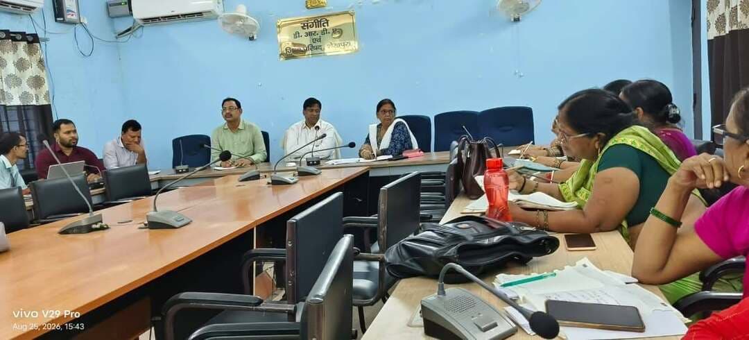महिलाओं की उन्नति बिहार कि प्रगति।
बहनों का सम्मान सरकार की पहचान।
समाहरणालय स्थित संगीति सभाकक्ष में उप विकास आयुक्त की अध्यक्षता में आईसीडीएस के अंतर्गत संचालित आंगनबाड़ी केंद्रों की एक महत्वपूर्ण समीक्षा बैठक आयोजित की गई।
बैठक के दौरान जिला प्रोग्राम पदाधिकारी द्वारा जिले में संचालित आंगनबाड़ी केंद्रों की स्थिति का ब्यौरा प्रस्तुत किया गया। जिले में कुल 718 आंगनबाड़ी केंद्र संचालित हैं।
इनमें से 217 केंद्रों का संचालन विभागीय भवन में किया जा रहा है। जवकि 361 आंगनबाड़ी केंद्र वर्तमान में किराए के मकानों में संचालित किये जा रहे हैं। शेष केंद्र अन्य सरकारी भवनों, जैसे विद्यालय, सामुदायिक भवन, किसान भवन आदि में संचालित किए जा रहे हैं। 22 पूर्व में निर्मित आंगनबाड़ी केंद्र जो वर्तमान में जर्जर स्थिति में है तथा जिसकी मरम्मति नही की जा सकती उनके लिए नए भवन निर्माण की आवश्यकता पर बल दिया गया।
Information & Public Relations Department, Government of Bihar
District Administration Sheikhpura
ICDS Directorate Bihar
Apna Sheikhpura
#BahnokaSammanSarkarKiPahchan
#MahilaonKiUnnatiBiharKiPrgati