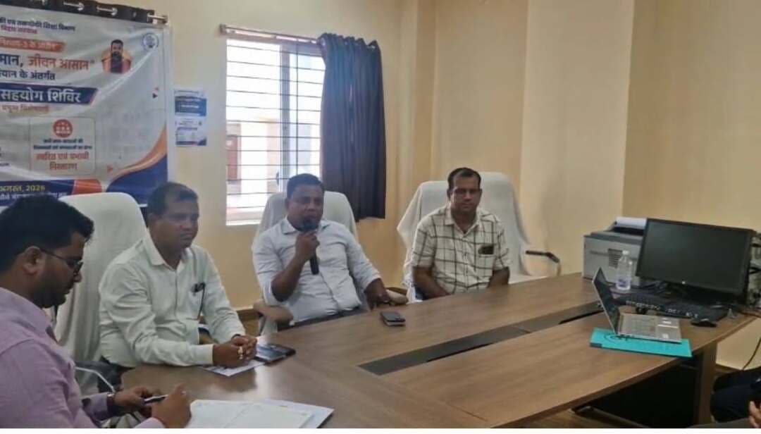 महिलाओं की उन्नति बिहार कि प्रगति।
बहनों का सम्मान सरकार की पहचान।
आज दिनांक 25 अगस्त 2026 को
जिला पदाधिकारी श्री शेखर आनंद ने इंजीनियरिंग कॉलेज, शेखपुरा में 'विद्यार्थी सहयोग शिविर' की विस्तृत जानकारी प्राप्त किए। इस बैठक में कॉलेज के प्राचार्य, प्राध्यापक, शिक्षक तथा बड़ी संख्या में छात्र-छात्राएं उपस्थित थे।
इस दौरान जिला पदाधिकारी महोदय ने सभी छात्र-छात्राओं को 'विद्यार्थी सहयोग शिविर' की कार्यप्रणाली, उद्देश्य और उपयोगिता के बारे में विस्तार से जानकारी दी। उन्होंने भ्रमण के क्रम में समस्या निवारण हेतु पोर्टल का उपयोग करने हेतु छात्रों को प्रेरित किया कि यदि उन्हें कॉलेज परिसर, पठन-पाठन, हॉस्टल या अन्य किसी भी प्रकार की शैक्षणिक अथवा प्रशासनिक परेशानी का सामना करना पड़ता है, तो वे निसंकोच अपनी समस्याओं को इस शिविर के माध्यम से प्रशासन के समक्ष रखें। कुल 20 शैक्षणिक संस्थानों में शिविर का आयोजन किया गया, जिसमें वरीय नोडल पदाधिकारी की उपस्थिति में सफलतापूर्वक संपन्न हुआ । फिर पुनः अगले महीने के चौथे मंगलवार को लगाया जायेगा। शिविर में काफी संख्या में आवेदन प्राप्त हुआ।
Information & Public Relations Department, Government of Bihar
District Administration Sheikhpura
Bihar Education Department
CMO Bihar
Apna Sheikhpura
#BahnokaSammanSarkarKiPahchan
#MahilaonKiUnnatiBiharKiPrgati