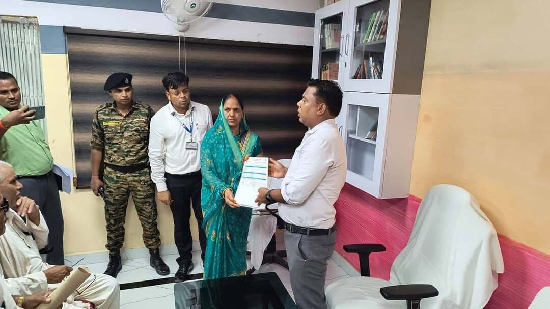 #BahnokaSammanSarkarKiPahchan
#MahilaonKiUnnatiBiharKiPrgati
बिहार सरकार द्वारा राज्यभर में लागू की गई महत्त्वाकांक्षी पेपरलेस निबंधन प्रणाली के तहत शेखपुरा जिले में प्रक्रिया ने गति पकड़ ली है। , आज दिनांक 25 अगस्त 2026 को जिला पदाधिकारी श्री शेखर आनंद की अध्यक्षता में जिला निबंधन कार्यालय में समीक्षा बैठक आयोजित की गई। इस समीक्षा दौरान जिले में कुल 3 दस्तावेजों का आज सफलतापूर्वक पेपरलेस निबंधन (डिजिटल रजिस्ट्रेशन) संपन्न कराया गया। पूरे बिहार में गत 3 अगस्त 2026 से जमीन एवं मकान के दस्तावेजों के निबंधन के लिए पेपरलेस व्यवस्था अनिवार्य रूप से लागू की जा चुकी है।
Information & Public Relations Department, Government of Bihar District Administration Sheikhpura