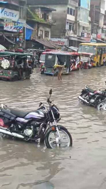 खागा में बारिश से जलमग्न सड़क, पानी में घुसकर स्कूल जाने को मजबूर बच्चे
खागा। लगातार हो रही बारिश के चलते जीटी रोड पर जगह-जगह जलभराव की स्थिति पैदा हो गई है। सड़क पर भरे बारिश के पानी के बीच से होकर स्कूली बच्चों को स्कूल जाने के लिए मजबूर होना पड़ रहा है। पानी में घुसकर गुजरते बच्चों का वीडियो सामने आने के बाद स्थानीय लोगों में नाराजगी है। लोगों ने जलभराव की समस्या से जल्द निजात दिलाने और सड़क की व्यवस्था दुरुस्त कराने की मांग की है।