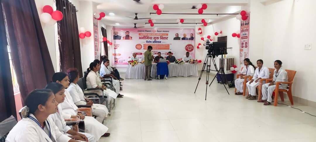 *प्रेस विज्ञप्ति*
समाहरणालय, मधेपुरा
जिला जनसंपर्क कार्यालय
दिनांक: 25 अगस्त 2026
*एनीमिया मुक्त भारत अभियान के तहत मधेपुरा में “एनीमिया मुक्त बिहार विशेष अभियान” का शुभारंभ*
*25 अगस्त से 30 नवंबर तक चलेगा विशेष अभियान; एनीमिया की रोकथाम, जांच एवं उपचार पर रहेगा विशेष जोर*
*मधेपुरा, 25 अगस्त 2026।*
कार्यपालक निदेशक, राज्य स्वास्थ्य समिति, बिहार, पटना के निर्देश के आलोक में आज दिनांक 25 अगस्त 2026 को जिलाधिकारी, मधेपुरा की अध्यक्षता में सदर अस्पताल, मधेपुरा परिसर में एनीमिया मुक्त भारत अभियान के अंतर्गत “एनीमिया मुक्त बिहार विशेष अभियान” का शुभारंभ किया गया। यह विशेष अभियान 25 अगस्त से 30 नवंबर 2026 तक जिले में संचालित किया जाएगा।
अभियान का उद्देश्य जिले में एनीमिया की समस्या की प्रभावी पहचान, समय पर जांच, उपचार एवं रोकथाम सुनिश्चित करते हुए विशेष रूप से बच्चों, किशोर-किशोरियों, महिलाओं तथा गर्भवती एवं धात्री महिलाओं के स्वास्थ्य एवं पोषण स्तर में सुधार लाना है।
*एनीमिया की पहचान एवं उपचार पर विशेष फोकस*
अभियान के दौरान स्वास्थ्य विभाग द्वारा एनीमिया के प्रति जन-जागरूकता बढ़ाने के साथ-साथ लक्षित लाभार्थियों की जांच, एनीमिया की पहचान, आवश्यक उपचार एवं आयरन-फोलिक एसिड अनुपूरण पर विशेष ध्यान दिया जाएगा। स्वास्थ्य संस्थानों एवं संबंधित स्वास्थ्य कर्मियों के माध्यम से पात्र लाभार्थियों तक आवश्यक स्वास्थ्य सेवाओं की पहुंच सुनिश्चित करने का प्रयास किया जाएगा।
जिलाधिकारी ने अभियान को प्रभावी एवं परिणामपरक बनाने के लिए स्वास्थ्य विभाग के पदाधिकारियों एवं कर्मियों को समन्वित एवं संवेदनशील तरीके से कार्य करने पर जोर दिया। उन्होंने कहा कि एनीमिया केवल स्वास्थ्य से जुड़ी समस्या नहीं, बल्कि बच्चों के शारीरिक एवं मानसिक विकास, किशोर-किशोरियों की कार्यक्षमता तथा मातृ एवं शिशु स्वास्थ्य से भी प्रत्यक्ष रूप से जुड़ा विषय है। अतः इसकी समय पर पहचान एवं समुचित उपचार अत्यंत आवश्यक है।
*जनभागीदारी से बनेगा अभियान प्रभावी*
अभियान की सफलता के लिए स्वास्थ्य विभाग के साथ-साथ आमजन की सक्रिय भागीदारी को भी महत्वपूर्ण बताया गया। लोगों से अपील की गई कि वे एनीमिया के लक्षणों के प्रति सजग रहें तथा आवश्यकता होने पर नजदीकी स्वास्थ्य केंद्र पर जांच एवं चिकित्सकीय परामर्श अवश्य प्राप्त करें। संतुलित एवं पौष्टिक आहार, आयरन युक्त खाद्य पदार्थों का सेवन तथा चिकित्सकीय सलाह के अनुरूप आयरन-फोलिक एसिड की खुराक का नियमित सेवन एनीमिया की रोकथाम में महत्वपूर्ण भूमिका निभाता है।
कार्यक्रम में डॉ. विपिन गुप्ता, जिला प्रतिरक्षण पदाधिकारी, मधेपुरा; डॉ. सचिन कुमार, उपाधीक्षक, सदर अस्पताल, मधेपुरा; डॉ. फूल कुमार, प्रभारी जिला संचारी रोग पदाधिकारी, मधेपुरा; श्री प्रिंस, जिला कार्यक्रम प्रबंधक, जिला स्वास्थ्य समिति, मधेपुरा; कुमार नवनीत चन्द्रा, अस्पताल प्रबंधक, सदर अस्पताल, मधेपुरा सहित सदर अस्पताल के अन्य चिकित्सक एवं स्वास्थ्यकर्मी उपस्थित रहे।
स्वास्थ्य विभाग द्वारा विशेष अभियान की अवधि में निर्धारित गतिविधियों को प्रभावी ढंग से संचालित करते हुए एनीमिया की रोकथाम एवं नियंत्रण की दिशा में मधेपुरा को स्वस्थ, सशक्त एवं एनीमिया मुक्त बनाने की दिशा में समन्वित प्रयास किया जाएगा।
Information & Public Relations Department, Government of Bihar