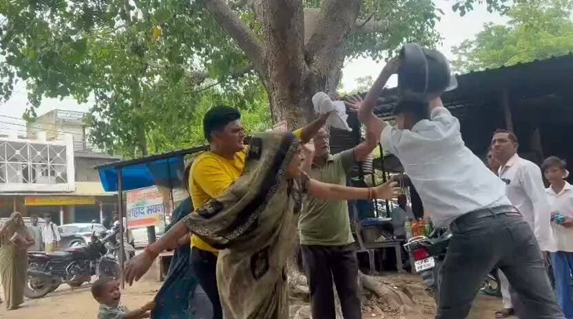 #अलीगढ़ के खैर तहसील में दो परिवार भिड़े, मामूली कहासुनी के बाद जमकर मारपीट; बुजुर्ग दंपती से भी हुई मारपीट, वीडियो सोशल मीडिया पर वायरल, खैर तहसील में मामूली कहासुनी को लेकर दो परिवारों के बीच जमकर विवाद हो गया। देखते ही देखते मामला मारपीट तक पहुंच गया और दोनों पक्षों में जमकर लात-घूंसे चलेअलीगढ डेली न्यूज़ llआरोप है कि विवाद के दौरान एक बुजुर्ग महिला और उसके पति के साथ भी मारपीट की गई। घटना का वीडियो सोशल मीडिया पर वायरल होने के बाद मामला चर्चा में आ गया। वायरल वीडियो में लोग एक-दूसरे से मारपीट करते दिखाई दे रहे हैं। पुलिस मामले की जांच कर रही है।
#Aligarh #Khair #ViralVideo #CrimeNews #UPPolice
