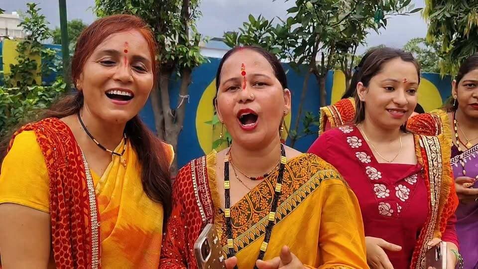 ✍️✍️
#जब आप अपनी संस्कृति को आगे बढ़ाते है,तो निश्चित ही नई पीढ़ी को उससे सीख मिलती है,
#अपनी बोली भाषा,परंपराए,पर्व,त्यौहार सदैव आपको अपनी जड़ों से जोड़े रहते है,
#ओर जो भी व्यक्तित्व अपनों जड़ों से जुड़े रहते है,वो अपनी संस्कृति के संवाहक होते है,,,
#खटीमा क्षेत्र में सोशल मीडिया में सक्रिय प्रमुख यू ट्यूबर हमारी बहने जब अपनी संस्कृति से जुड़े कार्यक्रमों को आगे बढ़ाए तो उनको साधुवाद बनता है,,
#आप भी सुनिए सातू आठू यानी गमरा पर हमारी लोक परंपराओं को अपने में सहेजे यह सुंदर गीत,,✍️✍️
बेबाक उत्तराखंड #डिजिटल✍️✍️✍️