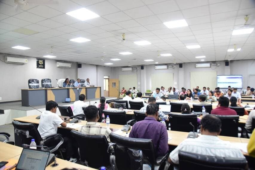 समय-सीमा बैठक में योजनाओं एवं विकास कार्यों की समीक्षा, कलेक्टर ने दिए आवश्यक दिशा-निर्देश
कलेक्टर श्रीमती नूपुर राशि पन्ना की अध्यक्षता में आयोजित साप्ताहिक समय-सीमा बैठक में शासन की जनकल्याणकारी योजनाओं, विकास कार्यों एवं विभागीय गतिविधियों की विस्तृत समीक्षा की गई।
बैठक में लखपति दीदी पहल, स्व-सहायता समूहों की आजीविका गतिविधियां, प्रधानमंत्री आवास योजना, प्रधानमंत्री सूर्य घर योजना एवं सम्मान निधि योजना सहित विभिन्न योजनाओं की प्रगति की समीक्षा की गई।
कलेक्टर ने पात्र हितग्राहियों के आयुष्मान कार्ड, जन्म प्रमाण पत्र एवं विवाह प्रमाण पत्र बनाने की प्रक्रिया को प्राथमिकता से पूरा करने तथा एग्री स्टैक पंजीयन में तेजी लाने के निर्देश दिए।
स्वास्थ्य सेवाओं की समीक्षा के दौरान जिला अस्पताल में बेहतर स्वास्थ्य सुविधाएं उपलब्ध कराने एवं सोनोग्राफी सुविधा सुचारू रूप से संचालित करने के निर्देश दिए गए।
सड़क सुरक्षा को लेकर कलेक्टर ने सख्त निर्देश देते हुए पेट्रोल पंपों पर बिना हेलमेट दोपहिया वाहन चालकों को पेट्रोल नहीं देने तथा शासकीय कार्यालयों में अधिकारियों-कर्मचारियों द्वारा हेलमेट का अनिवार्य उपयोग सुनिश्चित करने कहा।
इसके साथ ही महतारी सदन, अटल डिजिटल सेवा केन्द्र, महाविद्यालय एवं छात्रावास भवन सहित अन्य निर्माणाधीन कार्यों की प्रगति की भी समीक्षा की गई।
प्रशासन की प्राथमिकता—योजनाओं का प्रभावी क्रियान्वयन और आमजन तक शासन की सुविधाओं की समय पर पहुंच।
#Kondagaon #SushasanSarkar #LakhpatiDidi #PMAY #PMSuryaGhar RoadSafety Chhattisgarh