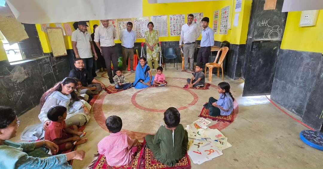 दर्री पर बैठीं कलेक्टर, बच्चों संग बना आत्मीय पल
आंगनबाड़ी केंद्र तरका-ब में कलेक्टर श्रीमती रेना जमील ने बच्चों के बीच बैठकर उनकी बातें सुनीं, चॉकलेट बांटी और उनके साथ सहज संवाद किया।
बच्चों ने आत्मविश्वास से हिंदी-अंग्रेजी वर्णमाला सुनाई। जाते-जाते नन्हे-मुन्नों का आग्रह था—“मैडम, फिर आइएगा।”
एक छोटी-सी मुलाकात, बच्चों के मन में बड़ी-सी खुशी छोड़ गई।
#Surajpur #Anganwadi #ChildDevelopment #Poshan