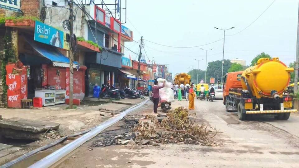 #नैनी क्षेत्र में महापौर की सख्ती के बाद साफ हुई सीवर लाइन, 15 दिन बाद जमुना नगर के लोगों को जलभराव से मिली राहत..?
#prayagrajnews