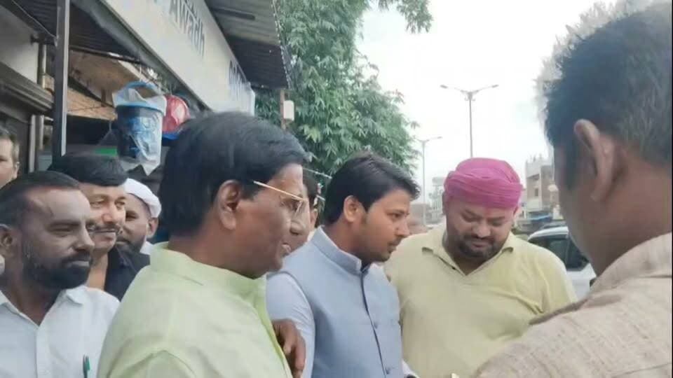बारा विधायक डॉ. वाचस्पति ने घूरपुर में किया जनसंपर्क, लोगों की सुनीं समस्याएं..?
#vidhayak_bara #CMYogiAdityanath