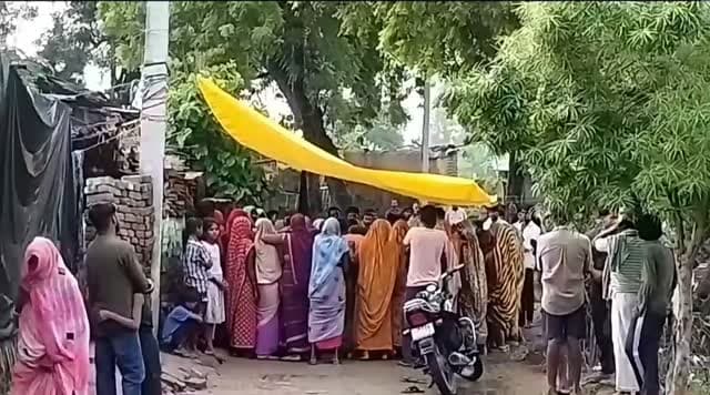 सुअर बाड़े में फंदे से लटका मिला 13 वर्षीय किशोर का शव, जांच में जुटी पुलिस
कौशांबी। संदीपन घाट थाना क्षेत्र के कोइलाहा गांव में मंगलवार को उस समय सनसनी फैल गई, जब पूर्व ब्लॉक प्रमुख सोनू के सुअर बाड़े में 13 वर्षीय किशोर का शव फंदे से लटका मिला। मृतक की पहचान प्रिंस सरोज पुत्र पप्पू के रूप में हुई है।
बताया जा रहा है कि प्रिंस अपने पिता के साथ सुअर बाड़े में काम करता था और वहां देखरेख में हाथ बंटाता था। मंगलवार शाम करीब चार बजे उसका छोटा भाई बाड़े की ओर गया तो उसने प्रिंस को फंदे पर लटका देखा। शोर मचाने पर परिवार के लोग और आसपास के ग्रामीण मौके पर पहुंच गए। सूचना पुलिस को दी गई।
परिजनों ने किशोर को फंदे से उतारकर इलाज के लिए ले जाने का प्रयास किया, लेकिन तब तक उसकी मौत हो चुकी थी। पुलिस ने शव कब्जे में लेकर पोस्टमार्टम के लिए भेज दिया। घटना की सूचना मिलते ही परिवार में कोहराम मच गया। पिता मजदूरी कर परिवार का भरण-पोषण करते हैं।
बताया जा रहा है कि �
