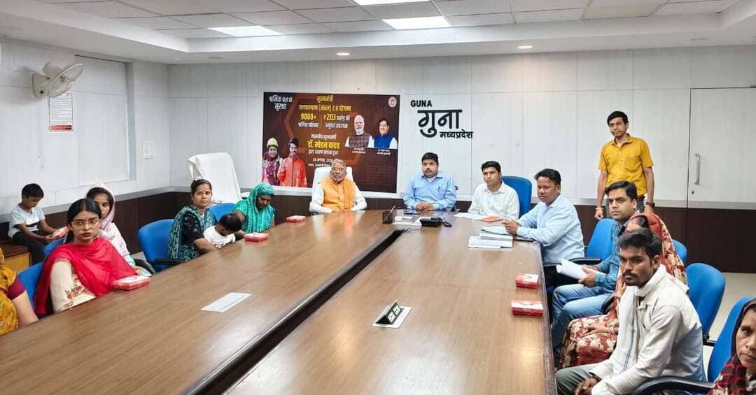 #गुना - मुख्यमंत्री डॉ. मोहन यादव ने मुख्यमंत्री जन कल्याण (संबल) 2.0 योजना के तहत अनुग्रह सहायता का किया अंतरण
मुख्यमंत्री डॉ. मोहन यादव द्वारा सोमवार को मुख्यमंत्री जन कल्याण (संबल) 2.0 योजना के अंतर्गत श्रमिक परिवारों को सिंगल क्लिक के माध्यम से अनुग्रह सहायता राशि का अंतरण किया गया। राज्य स्तरीय कार्यक्रम का सीधा प्रसारण जिला कलेक्ट्रेट स्थित एनआईसी कक्ष में किया गया। कार्यक्रम में अधिकारियों एवं संबंधित हितग्राहियों ने मुख्यमंत्री के संबोधन को सुना तथा योजना के संबंध में जानकारी प्राप्त की।
कार्यक्रम में गुना जिले के 60 श्रमिक परिवारों को रूपये 01 करोड़ 33 लाख की राशि का सिंगल क्लिक के माध्यम से अंतरण किया गया। मुख्यमंत्री जन कल्याण संबल योजना के माध्यम से असंगठित क्षेत्र के श्रमिकों को आर्थिक संबल प्रदान करने की दिशा में यह एक महत्वपूर्ण पहल है। इस योजना के माध्यम से राज्य सरकार द्वारा श्रमिकों के जीवनस्तर में सुधार हेतु सतत प्रयास किए जा रहे हैं।
कार्यक्रम में संयुक्त कलेक्टर डॉ. संजीव खेमरिया, डिप्टी कलेक्टर श्री देवांशु शिवहरे, श्रम निरीक्षण श्री बृजेन्द्र सिंह, भाजपा नेता श्री रमेश मालवीय सहित संबल योजना से जुड़े हितग्राही उपस्थित रहे।
#Guna CM Madhya Pradesh Dr Mohan Yadav Jansampark Madhya Pradesh