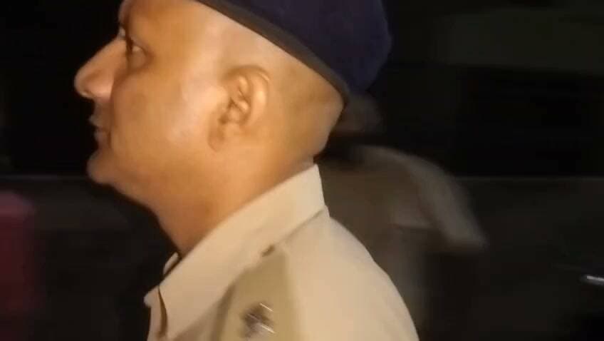 Big barking:रुड़की में खूनी खेल से सनसनी! भाई ने दो सगी बहनों को मारी गोली, जीजा भी घायल - Bahadrabad News
=================
_*पूरी ख़बर पढ़ने के लिए नीचे दी गई ब्लू लाइन पर क्लिक करें।*_
👇👇 *(वीडियो देखें)*
https://bahadrabadnews.com/big-barkingरुड़की-में-खूनी-खेल-से-सन/
*"बहादराबाद न्यूज़/ की खबरे व्हाट्सएप पर पाने के लिए ग्रुप से जुड़े.. क्लिक करे!*👇
https://chat.whatsapp.com/JRJhdKtAfvYEyJxTAHmU0W
=================
_*News by -SHAJAD ALI*_