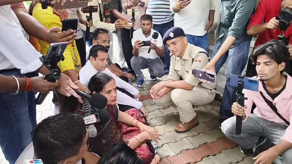कांग्रेस की पुलिस अधिकारियो से बातचीत