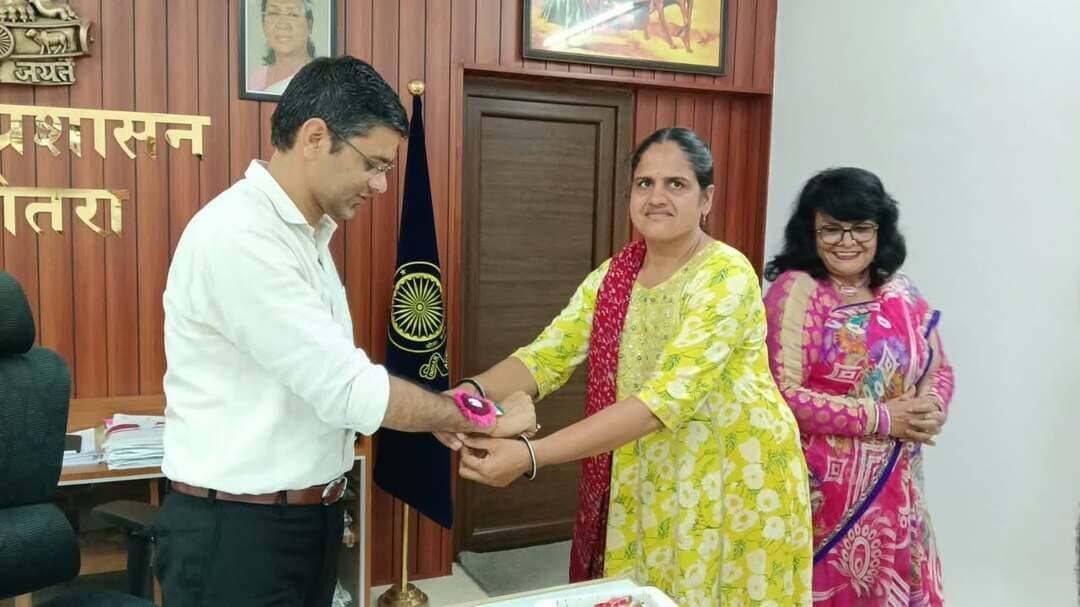 रक्षासूत्र बंधवाकर जिला निर्वाचन अधिकारी श्री सुशील कुमार यादव ने दिया मतदान का संदेश
बालोतरा, 25 अगस्त। आगामी नगर निकाय चुनाव-2026 में अधिकाधिक मतदान सुनिश्चित करने के उद्देश्य से जिले में मतदाता जागरूकता गतिविधियां आयोजित की जा रही हैं। इसी क्रम में मंगलवार को जिला निर्वाचन अधिकारी श्री सुशील कुमार यादव एवं जिला पुलिस अधीक्षक श्री राजेश कुमार कांवट को विद्यालय की छात्राओं द्वारा मतदाता जागरूकता के संदेश से सुसज्जित राखियां बांधकर मतदान का संदेश दिया गया।
उप प्राचार्य रामेश्वरी चौधरी एवं विजया कुमारी के नेतृत्व में श्री सुशील कुमार यादव एवं जिला पुलिस अधीक्षक श्री राजेश कुमार कांवट को रक्षासूत्र बांधे। इन राखियों को राजकीय विद्यालयों की बालिकाओं ने विशेष रूप से मतदाता जागरूकता के उद्देश्य से तैयार किया है। राखियों पर मतदान करने, लोकतंत्र में अपनी भागीदारी सुनिश्चित करने सहित विभिन्न मतदाता जागरूकता संदेश उकेरे गए हैं। बालिकाओं ने मतदान के संदेश के साथ राखियों को आकर्षक एवं रचनात्मक रूप से सजाया।
इस अवसर पर जिला कलक्टर कार्यालय में उपस्थित अतिरिक्त जिला कलक्टर श्री भुवनेश्वर सिंह चौहान, उपखंड अधिकारी श्री राजेश कुमार, पचपदरा तहसीलदार श्री विसन सिंह सहित विभिन्न जिला स्तरीय अधिकारियों को भी छात्राओं द्वारा रक्षासूत्र बांधकर आगामी नगर निकाय चुनाव में अनिवार्य रूप से मतदान करने का संदेश दिया गया।
जिला निर्वाचन अधिकारी श्री सुशील कुमार यादव ने इस पहल की सराहना करते हुए कहा कि मतदाता जागरूकता के लिए इस प्रकार की रचनात्मक गतिविधियां आमजन तक मतदान का संदेश प्रभावी ढंग से पहुंचाने में महत्वपूर्ण भूमिका निभाती हैं। उन्होंने जिले के सभी मतदाताओं से आगामी नगर निकाय चुनाव में अपने मताधिकार का प्रयोग कर लोकतंत्र को मजबूत बनाने की अपील की।
Balotra Police Barmer Police