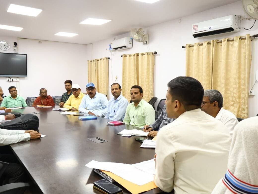जिला पदाधिकारी, बांका की अध्यक्षता में जिले के मॉडल स्कूलों के प्रधानाध्यापकों के साथ समीक्षा बैठक आयोजित की गई।
बैठक में विद्यालयों की शैक्षणिक व्यवस्था, विद्यार्थियों एवं शिक्षकों की उपस्थिति तथा विद्यार्थियों को उपलब्ध कराई जा रही विभिन्न सुविधाओं की विस्तृत समीक्षा की गई।
जिला पदाधिकारी ने प्रधानाध्यापकों एवं शिक्षकों को सेल्फ-मोटिवेशन के साथ विद्यार्थियों को आधुनिक प्रतियोगी परीक्षाओं एवं बदलती परीक्षा प्रणाली के अनुरूप तैयार करने का निर्देश दिया। उन्होंने कहा कि विद्यालयों में उपलब्ध आधुनिक ऑनलाइन कक्षाओं, डिजिटल लाइब्रेरी एवं अन्य शैक्षणिक संसाधनों का अधिकतम उपयोग सुनिश्चित किया जाए तथा विद्यार्थियों को भी इन सुविधाओं के उपयोग के लिए प्रोत्साहित किया जाए।
उन्होंने विद्यालयों में क्लास मॉनिटर पद्धति को प्रभावी रूप से लागू करने, विद्यार्थियों के लिए नियमित मोटिवेशनल क्लास आयोजित करने तथा प्रतिदिन होमवर्क देने का निर्देश दिया। सभी शिक्षकों को विद्यार्थियों की नोटबुक का नियमित संधारण एवं जांच सुनिश्चित करने तथा नोटबुक के आधार पर प्रत्येक विद्यार्थी की शैक्षणिक प्रगति पर विशेष ध्यान देने को कहा गया।
जिला पदाधिकारी ने सभी विद्यार्थियों का साप्ताहिक टेस्ट आयोजित करने तथा टेस्ट के परिणाम के आधार पर कमजोर विद्यार्थियों को चिह्नित कर उनके शैक्षणिक स्तर में सुधार के लिए आवश्यक प्रयास करने का निर्देश दिया। उन्होंने विद्यार्थियों की नियमित उपस्थिति सुनिश्चित करने तथा अनुपस्थित रहने वाले विद्यार्थियों के संबंध में आवश्यक कार्रवाई एवं अभिभावकों से समन्वय करने पर भी जोर दिया।
जिला पदाधिकारी ने विद्यालयों में नियमित विद्यार्थियों की उपस्थिति, गुणवत्तापूर्ण शिक्षण एवं उपलब्ध संसाधनों के प्रभावी उपयोग पर विशेष ध्यान देने को कहा। उन्होंने प्रधानाध्यापकों एवं शिक्षकों से पूरी जिम्मेदारी एवं प्रतिबद्धता के साथ विद्यार्थियों के सर्वांगीण विकास के लिए कार्य करने का आह्वान किया।
बैठक में जिला शिक्षा पदाधिकारी को निर्देश दिया गया कि जिले के सभी मॉडल स्कूलों का नियमित एवं निरंतर निरीक्षण सुनिश्चित करें तथा निरीक्षण से संबंधित प्रतिवेदन प्रतिदिन जिला पदाधिकारी को उपलब्ध कराना सुनिश्चित करें।
