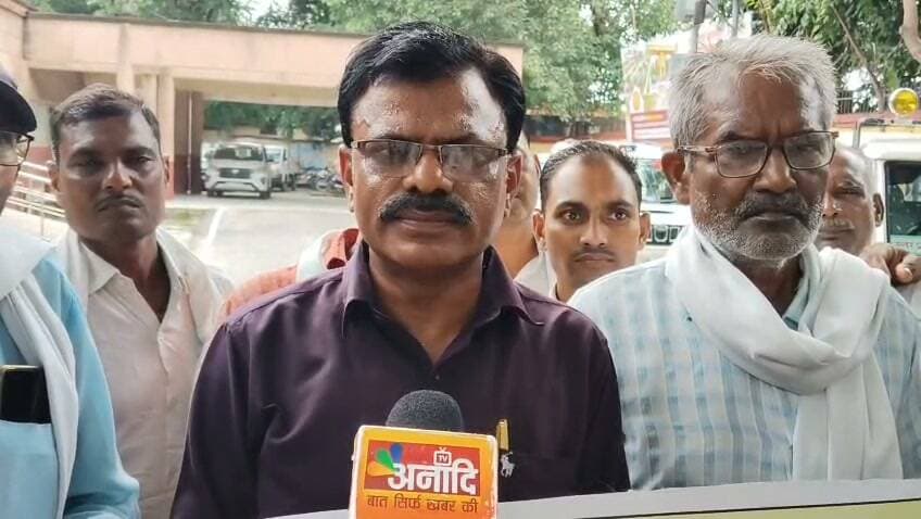 जनता का पैसा वापस दिलाने की मांग को लेकर जिलाधिकारी को ज्ञापन
सहारा, पीएसीएल जैसी कंपनियों सहित कई ऐसी कंपनियों द्वारा आम जनता से करोड़ों रुपये जमा कराने के बाद पैसा वापस न किए जाने के मामले में निवेशकों की धनराशि वापस दिलाने की मांग को लेकर दिनांक 25 अगस्त 2026, मंगलवार को सुबह 11 बजे जिलाधिकारी कार्यालय, कलेक्ट्रेट परिसर, बाँदा में ज्ञापन दिया गया।
ज्ञापन के माध्यम से मांग की गई कि संबंधित कंपनियों में फंसे लोगों के मेहनत की कमाई और जमा धन को वापस दिलाने के लिए प्रभावी कार्रवाई की जाए तथा पीड़ित निवेशकों को न्याय दिलाया जाए।
#बाँदा #सहारा #PACL #जनताकापैसा #निवेशक