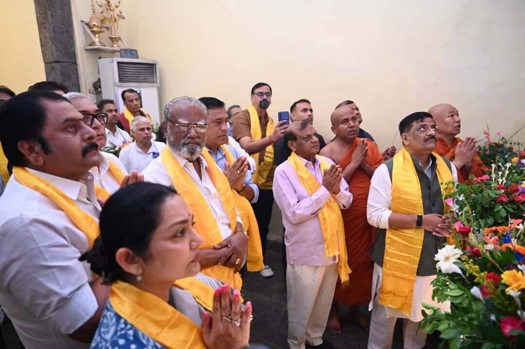 संसदीय स्थायी समिति ने महाबोधि मंदिर का किया दर्शन, बोधि वृक्ष का किया अवलोकन, आईटीसी होटल, बोधगया में आयोजित सांस्कृतिक कार्यक्रम में बिहार गौरव गान सहित लोक-सांस्कृतिक प्रस्तुतियों ने मोहा मन
गया: संसदीय स्थायी समिति, परिवहन, पर्यटन एवं संस्कृति के प्रस्तावित गया अध्ययन भ्रमण कार्यक्रम के क्रम में समिति के माननीय सांसदगण एवं सम्मानित सदस्यों ने बोधगया स्थित विश्व धरोहर महाबोधि मंदिर का दर्शन किया। समिति के सदस्यों ने मंदिर परिसर में भगवान बुद्ध की प्रतिमा के दर्शन के साथ पवित्र बोधि वृक्ष का अवलोकन किया तथा बौद्ध धर्म एवं बोधगया की ऐतिहासिक, धार्मिक एवं सांस्कृतिक विरासत के संबंध में जानकारी प्राप्त की।
अध्ययन भ्रमण में संसदीय स्थायी समिति के माननीय सभापति श्री संजय कुमार झा सहित श्रीमती सुधा मूर्ति, श्री गोला बाबूराव, श्री मोहम्मद नादिमुल हक, श्री जग्गेश, श्री के. श्रीदेवसिंह झाला, श्री एस. कल्याणसुंदरम, श्रीमती एस. फांगनोन कोन्याक, सुरेंद्र सिंह नागर, इमरान प्रतापगढ़ी, मियां अल्ताफ अहमद, प्रदान बरुआह, श्री आर.के. चौधरी, अनिल फिरोजिया, तापिर गाओ, श्री विश्वेश्वर हेगड़े कागेरी, श्री राहुल कस्वां, श्रीमती जून मालियाह, श्री अजय कुमार मंडल, के.ई. प्रकाश, राजीव प्रताप रूडी, डॉ. एम.पी. अब्दुस्समद समदानी, कुमारी सेलजा, श्री अविमन्यु सेठी, श्री अनुराग शर्मा, श्री सुरेश कुमार शेटकर, श्री तेंगेला उदय श्रीनिवास, श्री देवेश चंद्र ठाकुर, श्री अमरसिंग तिस्सो, श्री मनोज तिवारी एवं श्री के.सी. वेणुगोपाल उपस्थित रहे।
इस अवसर पर जिलाधिकारी शशांक शुभंकर द्वारा संसदीय स्थायी समिति के माननीय सभापति, सांसदगण एवं सम्मानित सदस्यों को भगवान बुद्ध की प्रतिमा एवं स्मृति-चिह्न (मोमेंटो) भेंट कर उनका स्वागत एवं अभिनंदन किया गया। समिति के सदस्यों ने महाबोधि मंदिर परिसर में भगवान बुद्ध के ज्ञान प्राप्ति स्थल, पवित्र बोधि वृक्ष तथा मंदिर की ऐतिहासिक एवं आध्यात्मिक महत्ता के बारे में जानकारी प्राप्त की। सदस्यों ने बोधगया की वैश्विक बौद्ध विरासत एवं यहां आने वाले देश-विदेश के श्रद्धालुओं और पर्यटकों के संदर्भ में भी जानकारी ली।
आईटीसी होटल में आयोजित हुआ विशेष सांस्कृतिक कार्यक्रम
महाबोधि मंदिर दर्शन के पश्चात आईटीसी होटल, बोधगया में संसदीय स्थायी समिति के माननीय सदस्यों एवं अतिथियों के सम्मान में विशेष सांस्कृतिक कार्यक्रम का आयोजन किया गया। कार्यक्रम में बिहार की समृद्ध कला एवं सांस्कृतिक विरासत को आकर्षक प्रस्तुतियों के माध्यम से प्रदर्शित किया गया। इस दौरान बिहार गौरव गान सहित बिहार की लोक परंपरा, कला, संस्कृति एवं विरासत पर आधारित गायन तथा अन्य सांस्कृतिक प्रस्तुतियां दी गईं। कलाकारों द्वारा प्रस्तुत मनोहारी कार्यक्रमों में बिहार की विविध लोक परंपराओं एवं सांस्कृतिक समृद्धि की झलक देखने को मिली। सांस्कृतिक प्रस्तुतियों को संसदीय स्थायी समिति के माननीय सदस्यों एवं उपस्थित अतिथियों ने काफी सराहा। सदस्यों एवं अतिथियों ने बिहार की समृद्ध सांस्कृतिक विरासत की प्रशंसा करते हुए कलाकारों का उत्साहवर्धन किया। अध्ययन भ्रमण के माध्यम से माननीय सदस्यों को गया एवं बोधगया की ऐतिहासिक, धार्मिक, पर्यटन एवं सांस्कृतिक विरासत से परिचित कराने के साथ-साथ जिले की महत्वपूर्ण पर्यटन एवं सांस्कृतिक स्थलों की विशेषताओं से अवगत कराया जा रहा है।
