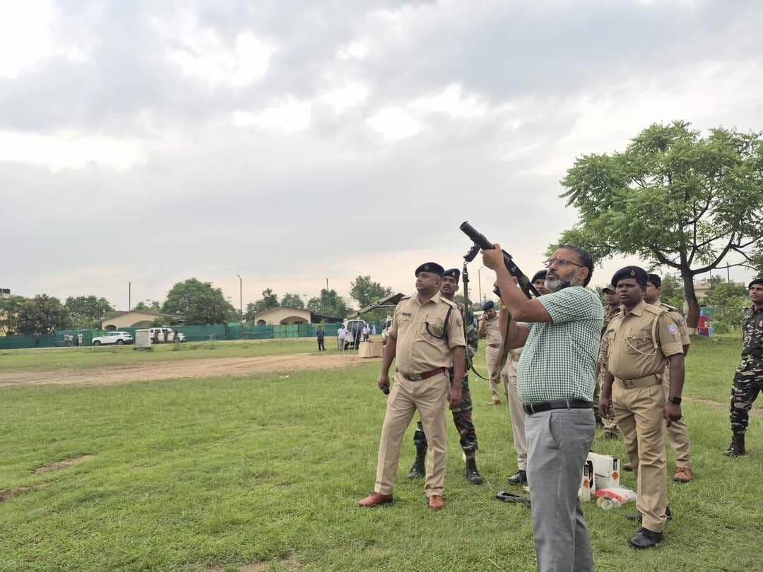 गिरिडीह में आगामी मिलाद-उन-नबी पर्व को लेकर पुलिस लाइन परिसर में मॉक ड्रिल का आयोजन किया गया। उपायुक्त रामनिवास यादव, पुलिस अधीक्षक डॉ. बिमल कुमार एवं उप विकास आयुक्त स्मृता कुमारी ने अभ्यास का निरीक्षण किया। मॉक ड्रिल में भीड़ नियंत्रण, आपात स्थिति में त्वरित कार्रवाई, सुरक्षा बलों की तत्परता और संवेदनशील परिस्थितियों से निपटने का व्यावहारिक अभ्यास कराया गया। प्रशासन ने अधिकारियों को सतर्क रहकर प्रभावी सुरक्षा व्यवस्था सुनिश्चित करने के निर्देश दिए तथा आमजनों से भाईचारे, शांति और अफवाहों से दूर रहकर प्रशासन का सहयोग करने की अपील की।
#Giridih #MiladUnNabi #MockDrill #PoliceLine #GiridihPolice #DistrictAdministration #JharkhandNews #PublicSafety #LawAndOrder #PeaceAndHarmony #NewsUpdate #PRDGiridih