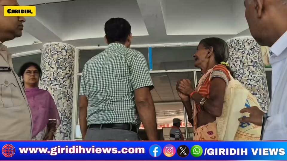 गिरिडीह: समाहरणालय परिसर में उपायुक्त रामनिवास यादव ने एक बुजुर्ग महिला की परेशानी सुनते हुए संवेदनशील पहल की। ग्राम बुधुडीह निवासी कमला देवी ने बताया कि उन्हें अब तक पेंशन योजना का लाभ नहीं मिल रहा है। मामले को गंभीरता से लेते हुए उपायुक्त ने मौके पर ही सहायक निदेशक, सामाजिक सुरक्षा को बुलाकर सात दिनों के भीतर पात्रता के अनुसार पेंशन का लाभ सुनिश्चित करने का निर्देश दिया। उन्होंने लंबित पेंशन राशि का भी नियमानुसार शीघ्र भुगतान करने को कहा। उपायुक्त की इस पहल से जनसमस्याओं के त्वरित समाधान और पात्र लाभुकों तक सरकारी योजनाओं का लाभ समयबद्ध तरीके से पहुंचाने की प्रतिबद्धता दिखाई दी।
#Giridihviews #GiridihNews #RamniwasYadav #PensionYojana