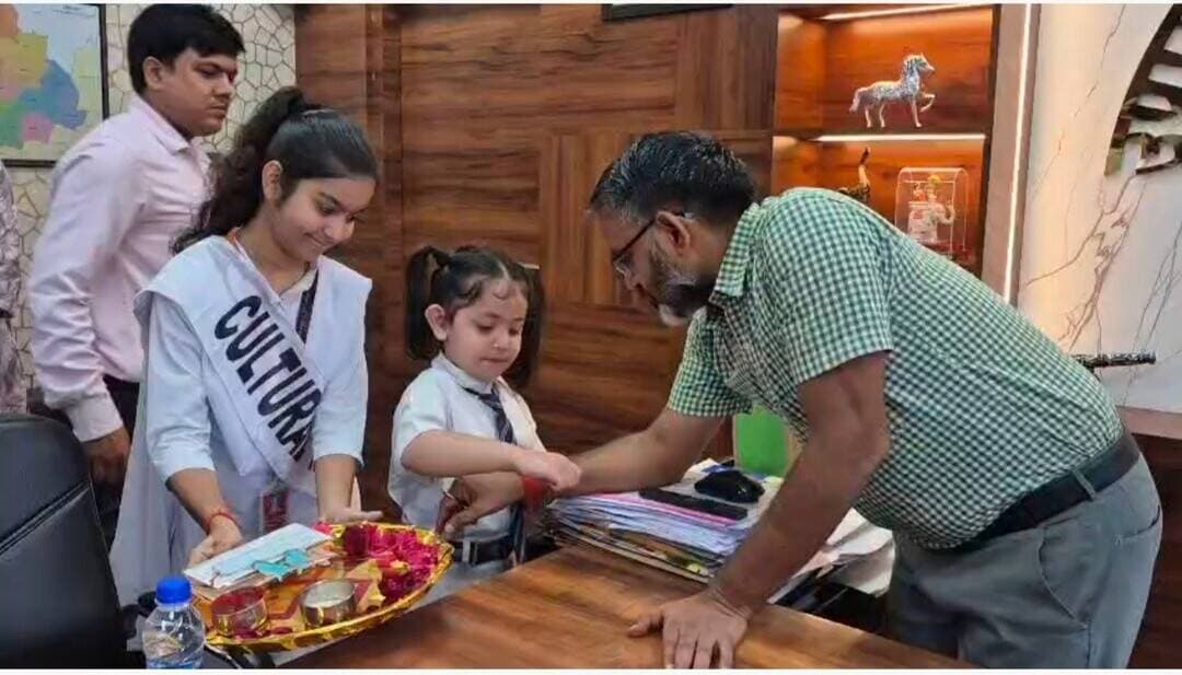 गिरिडीह: रक्षाबंधन के पावन अवसर पर बद्रीनारायण साहा डीएवी पब्लिक स्कूल, सिरसिया की छात्राओं ने उपायुक्त रामनिवास यादव को राखी बांधकर शुभकामनाएं दीं। उपायुक्त ने छात्राओं का स्नेहपूर्वक स्वागत करते हुए उनकी सुरक्षा, सम्मान और उज्ज्वल भविष्य का भरोसा दिलाया। उन्होंने कहा कि रक्षाबंधन केवल एक पर्व नहीं, बल्कि बेटियों की सुरक्षा और सशक्तिकरण का संकल्प लेने का अवसर है। जिला प्रशासन बालिकाओं की शिक्षा, सुरक्षा और सर्वांगीण विकास के लिए पूरी तरह प्रतिबद्ध है। उपायुक्त ने छात्राओं को अनुशासन, आत्मविश्वास और निरंतर मेहनत के साथ अपने लक्ष्य की ओर आगे बढ़ने के लिए प्रेरित किया। इस अवसर पर जिला जनसंपर्क पदाधिकारी अंजना भारती, उप निर्वाचन पदाधिकारी पायल राज सहित अन्य अधिकारी मौजूद रहे।
#रक्षाबंधन #dcgiridih #उपायुक्त #littlestudent #bnsdav