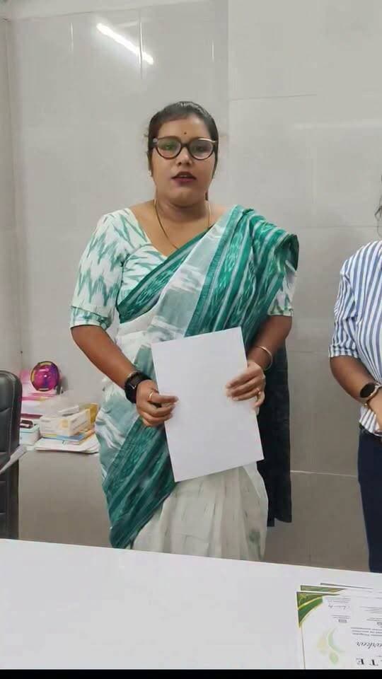 🎓 একজন Dietitian-এর কাছ থেকে আমাদের Course-এর অভিজ্ঞতা… ❤️
একজন Nutrition Professional যখন নিজেই একটি Clinical Nutrition Training Program-এ Student হিসেবে অংশ নেন, তখন তাঁর Feedback আমাদের জন্য সত্যিই বিশেষ।
Practical Clinical Nutrition & Diabetes Management Program – Batch 1-এর আমাদের একজন Student, যিনি নিজেও একজন Dietitian, তাঁর নিজের অভিজ্ঞতা ও মতামত আজ আপনাদের সঙ্গে শেয়ার করছি।
এই Course-এ আমাদের লক্ষ্য ছিল শুধু Theory শেখানো নয়—
🩺 Patient Assessment
📋 Clinical Case Analysis
🍽️ Personalized Diet Planning
🩸 Diabetes Nutrition
🌿 PCOS, Thyroid & Fatty Liver Nutrition
এবং Practical Clinical Approach-এর উপর গুরুত্ব দেওয়া।
একজন Nutrition Professional-এর কাছ থেকেও যখন Learning Experience-এর এমন Feedback আসে, তখন একজন Trainer হিসেবে সেটিই আমার সবচেয়ে বড় প্রাপ্তি। ❤️
শেখার কোনো শেষ নেই। একজন Professional-ও প্রতিনিয়ত নতুন কিছু শিখতে পারেন। 🌱
🎓 Batch–1 | Student Feedback
#UURSNutritionist #StudentFeedback #Dietitian #ClinicalNutrition #NutritionTraining #ClinicalNutritio