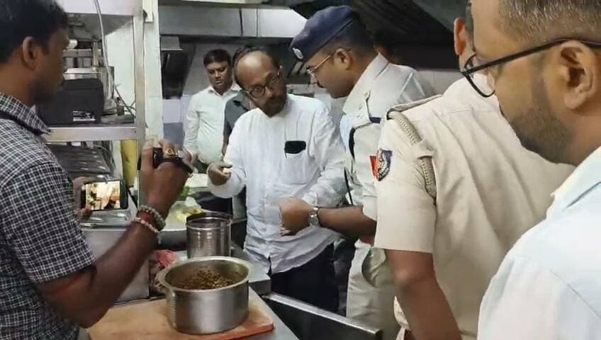 পুরুলিয়া শহরের বিভিন্ন খাবারের হোটেলে হঠাৎ পরিদর্শনের জেলা প্রশাসন ও পুলিশ। খাবারের গুণগত মান ও পরিকাঠামো খতিয়ে দেখলেন। উপস্থিত জেলাশাসক, পুলিশ সুপার, জেলা মুখ্য স্বাস্থ্য আধিকারিক, অন্যান্য দপ্তরের আধিকারিকরা।