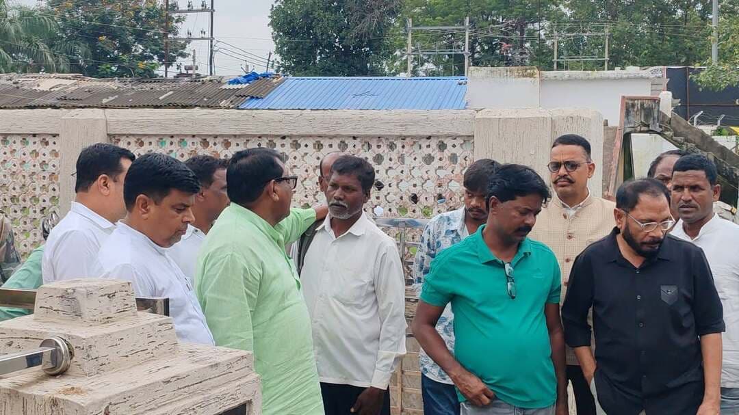 जमीन विवाद में अकेले पड़ा आदिवासी परिवार पहुचा डॉक्टर रामेश्वर उरांव से मिलने मिला आश्वासन