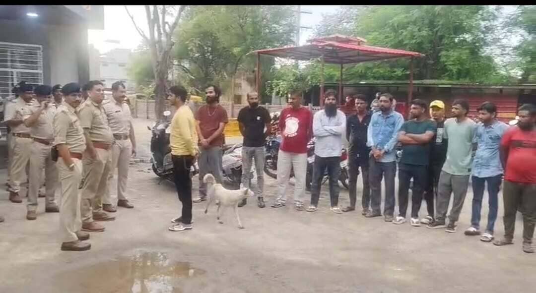 भोपाल
आगामी त्योहारों के दृष्टिगत थाना निशातपुरा में,अतिरिक्त पुलिस उपायुक्त जोन 4 संजीव पाठक एवं सहायक पुलिस आयुक्त निशातपुरा शशांक जैन के निर्देशन एवं अधिकारी द्वय की उपस्थिति में क्षेत्र के गुंडा, निगरानी, चाकूबाज बदमाशों की परेड कराई गई जिसमें थाना एवं मंडी चौकी क्षेत्र के 60 बदमाश थाने पर उपस्थित हुए।
सभी के डोजियर चेक करके अद्यतन किए गए। प्रतिबंधात्मक कार्यवाही और बाउंड ओवर की स्थिति चेक की गई।
सभी की परेड करवा कर वरिष्ठ अधिकारियों एवं थाना प्रभारी द्वारा सख्त हिदायत दी गई कि, किसी भी प्रकार के अपराध से दूरी बना कर रखें एवं अपने चाल चलन में सुधार लाएं।