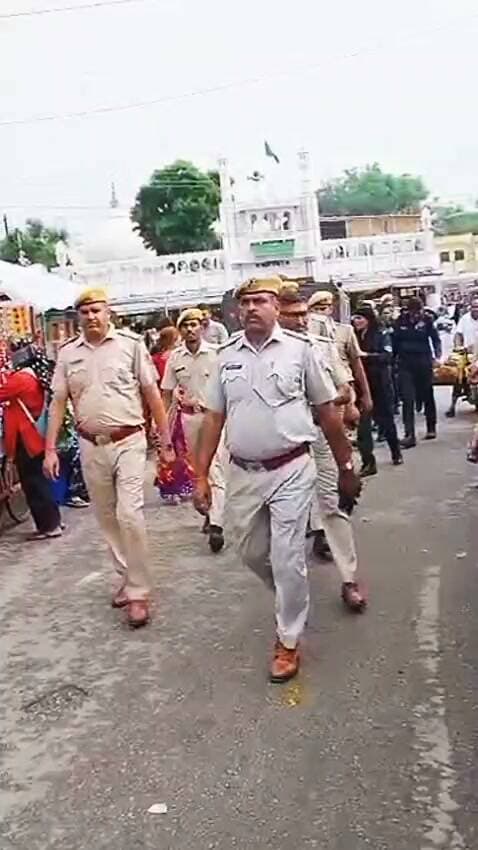 आगामी त्योहारों के मद्देनजर पुलिस ने चित्तौड़ शहर में निकाला फ्लैग मार्च।
दैनिक वीरधरा राजस्थान।
चित्तौड़गढ़। आगामी त्योहार बारावफात एवं रक्षाबंधन को मध्य नजर रखते हुए शहर में कानून एवं शांति व्यवस्था बनाए रखने तथा आमजन में सुरक्षा की भावना कायम रखने के उद्देश्य से मंगलवार को पुलिस द्वारा चित्तौड़गढ़ शहर के प्रमुख मार्गों एवं बाजारों में फ्लैग मार्च निकाला गया। फ्लैग मार्च में पुलिस लाइन का जाप्ता, पुलिस थाना कोतवाली चित्तौड़गढ़ का जाप्ता, कालिका पेट्रोलिंग यूनिट एवं एमबीसी का जाप्ता शामिल रहा।
फ्लैग मार्च गोल प्याऊ से प्रारंभ होकर पावटा चौक, सदर बाजार, सुभाष चौक होते हुए पुनः गोल प्याऊ तक निकाला गया। इस दौरान पुलिस जवानों ने शहर के प्रमुख बाजारों, सार्वजनिक स्थानों एवं संवेदनशील क्षेत्रों में पैदल मार्च कर सुरक्षा व्यवस्था का जायजा लिया। फ्लैग मार्च के दौरान पुलिस की मौजूदगी से आमजन में सुरक्षा की भावना मजबूत हुई।
जिला पुलिस अधीक्षक धर्मेंन्द्र सिंह ने बताया कि आगामी त्योहारों को देखते हुए शहर में कानून एवं शांति व्यवस्था बनाए रखने के लिए पुलिस की ओर से सुरक्षा व्यवस्था को मजबूत किया गया है। प्रमुख स्थानों पर पुलिस गश्त एवं निगरानी बढ़ाई गई है। असामाजिक तत्वों एवं संदिग्ध गतिविधियों पर विशेष नजर रखी जा रही है तथा कानून व्यवस्था प्रभावित करने वाले व्यक्तियों के विरुद्ध नियमानुसार कार्रवाई की जाएगी।
उन्होंने बताया कि आगामी त्योहारों के दौरान सोशल मीडिया पर भी पुलिस की पैनी नजर रहेगी। सोशल मीडिया के विभिन्न प्लेटफॉर्म पर प्रसारित होने वाली भ्रामक, आपत्तिजनक अथवा अफवाह फैलाने वाली पोस्ट एवं संदेशों की निगरानी की जाएगी। उन्होंने आमजन से अपील की कि किसी भी अपुष्ट सूचना, अफवाह या भ्रामक संदेश को सोशल मीडिया पर शेयर या फॉरवर्ड नहीं करें तथा ऐसी किसी भी सामग्री की सूचना तत्काल पुलिस को दें।
पुलिस प्रशासन द्वारा त्योहारों के दौरान शहर में शांतिपूर्ण एवं सौहार्दपूर्ण वातावरण बनाए रखने के लिए पर्याप्त पुलिस जाप्ता तैनात किया गया है। प्रमुख स्थानों पर लगातार गश्त एवं निगरानी रखी जाएगी तथा किसी भी प्रकार की संदिग्ध गतिविधि या कानून व्यवस्था प्रभावित करने वाले तत्वों के विरुद्ध सख्त कार्रवाई की जाएगी।
पुलिस अधीक्षक धर्मेंन्द्र सिंह ने जिलेवासियों को आगामी त्योहारों की शुभकामनाएं देते हुए सभी से त्योहारों को आपसी भाईचारे, सौहार्द एवं शांतिपूर्ण वातावरण में मनाने का आग्रह किया है। उन्होंने आमजन से कानून एवं शांति व्यवस्था बनाए रखने में पुलिस प्रशासन का सहयोग करने तथा किसी भी प्रकार की अफवाह पर ध्यान नहीं देने की अपील की है।