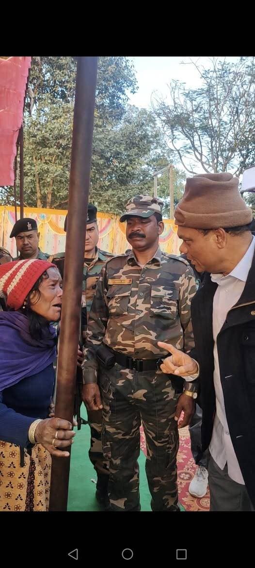 एक तस्वीर… जिसमें दिखी उम्मीद की मुस्कान
पूरा खबर कमेंट बॉक्स