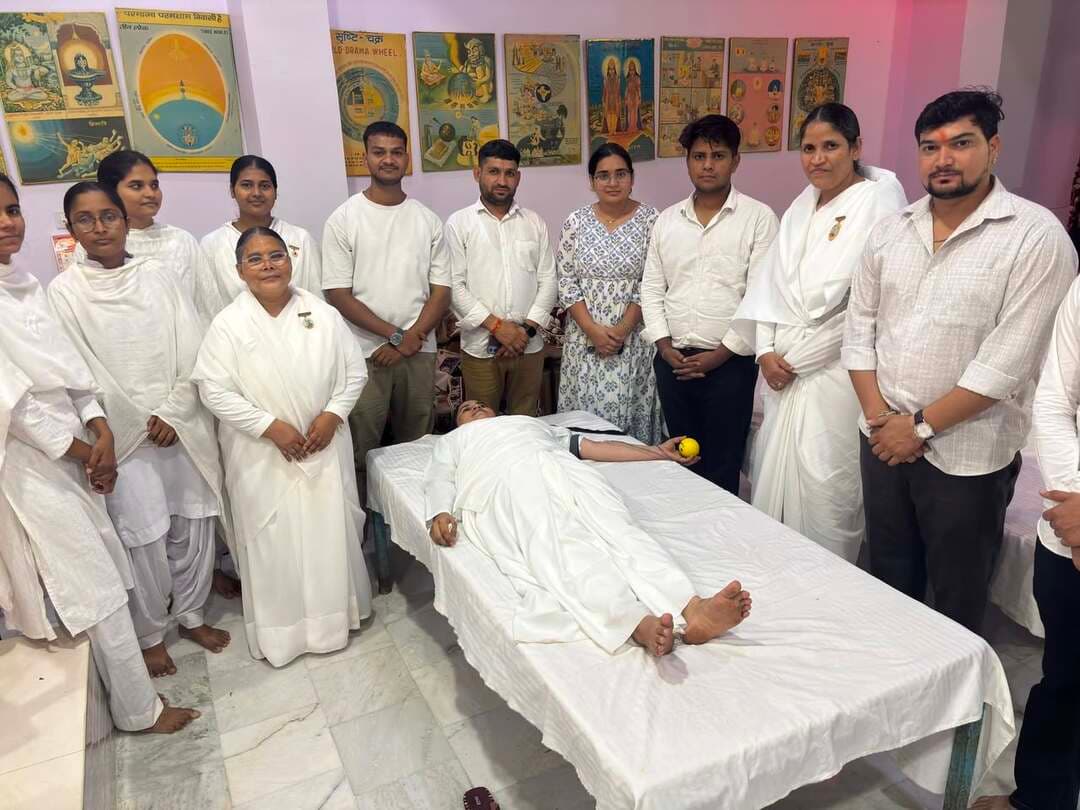 #ब्रह्माकुमारी_केंद्र_पर_रक्तदान_शिविर
#दादी_प्रकाशमणि_की_19वीं_पुण्यतिथि_पर_उत्साह_से_दिया_58_यूनिट_रक्त____
#बृजनगर_________________
प्रजापिता ब्रह्माकुमारी ईश्वरीय विश्वविद्यालय के स्थानीय सेवा केंद्र 'ओम शांति भवन' पर संस्था की पूर्व मुख्य प्रशासिका राजयोगिनी दादी प्रकाशमणि की 19वीं पुण्यतिथि के अवसर पर एक स्वैच्छिक रक्तदान शिविर का आयोजन किया गया। 'विश्व बंधुत्व दिवस' के रूप में मनाए गए इस विशेष दिन पर समाजसेवियों और युवाओं ने बढ़-चढ़कर हिस्सा लिया और कुल 58 यूनिट रक्त संग्रहित किया गया।
#मुख्य_अतिथि_ने_किया_शुभारंभ____
शिविर का विधिवत शुभारंभ मुख्य अतिथि एवं पूर्व पालिकाध्यक्ष रामअवतार मित्तल द्वारा दादी प्रकाशमणि के चित्र पर माल्यार्पण और दीप प्रज्वलन कर किया गया। इस अवसर पर उन्होंने संस्था के इस मानवीय कार्य की सराहना करते हुए कहा कि रक्तदान से बड़ा कोई दान नहीं है, जो संकट के समय किसी का जीवन बचा सकता है।केंद्र प्रभारी ने दीजानकारी
स्थानीय केंद्र प्रभारी राजयोगिनी ब्रह्माकुमारी हीरा बहिन ने बताया कि दादी प्रकाशमणि का जीवन पूरे विश्व के लिए प्रेरणास्रोत रहा है। उनकी पुण्यतिथि पर हर साल सेवा के कार्य किए जाते हैं। इसी कड़ी में इस बार युवाओं, समाजसेवियों और संस्था के कार्यकर्ताओं ने स्वेच्छा से 58 यूनिट रक्तदान कर उन्हें अपनी भावभीनी श्रद्धांजलि अर्पित की।ये रहे मौजूदकार्यक्रम में विशिष्ट अतिथि के रूप मे लक्ष्मीनारायण उपस्थित रहे। शिविर को सफल बनाने में ब्रह्माकुमारी संध्या बहिन, तारेश, राधा, किशोरी, माधुरी, निकिता, रामसिंह, गणेश तिवाड़ी, हरवीर, पवन और शिवम सहित कई भाई-बहनों व कार्यकर्ताओं का सराहनीय सहयोग रहा।
