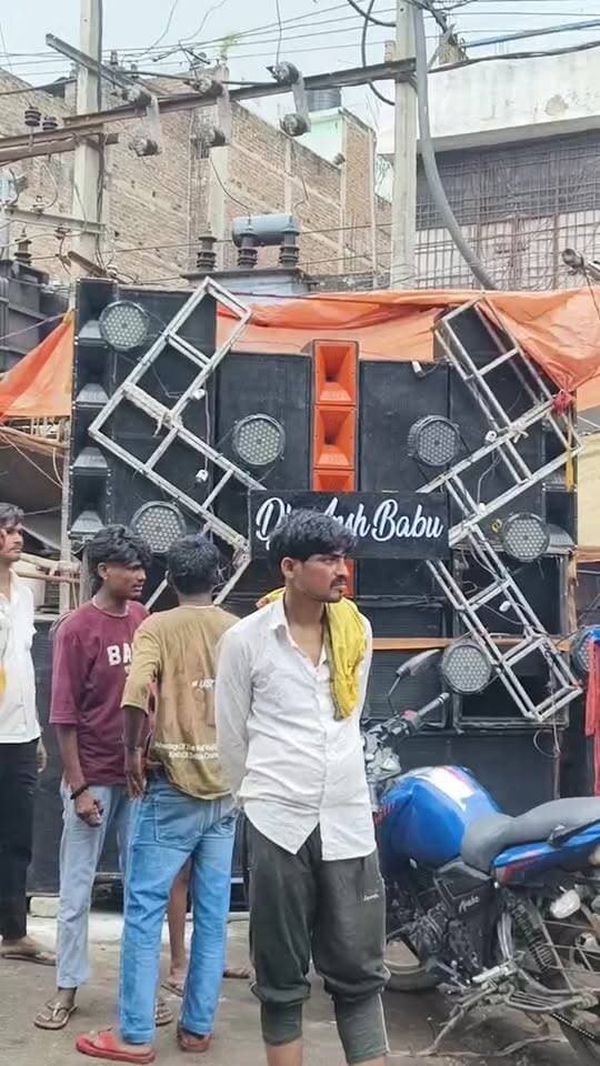 आप अपनों के साथ सुरक्षित एवं सौहार्द्रपूर्ण वातावरण में ईद-मिलाद-उन-नबी पर्व मनाएँ, इसके लिए #भोजपुर_पुलिस प्रतिबद्ध है।
पुलिस अधीक्षक, भोजपुर के दिशा-निर्देशन में पर्व को शांतिपूर्ण, सुरक्षित एवं सौहार्द्रपूर्ण वातावरण में संपन्न कराने हेतु जिले में व्यापक सुरक्षा व्यवस्था की गई है। संवेदनशील स्थलों, जुलूस मार्गों, मस्जिदों एवं प्रमुख चौक-चौराहों पर पर्याप्त संख्या में पुलिस बल एवं दंडाधिकारियों की प्रतिनियुक्ति की गई है।
भोजपुर पुलिस सभी भोजपुरवासियों से अपील करती है कि किसी भी वायरल अथवा भड़काऊ सूचना पर विश्वास करने से पहले उसकी सत्यता की पुष्टि अवश्य करें। अफवाहों पर ध्यान न दें और शांति एवं सौहार्द बनाए रखने में पुलिस-प्रशासन का सहयोग करें।
