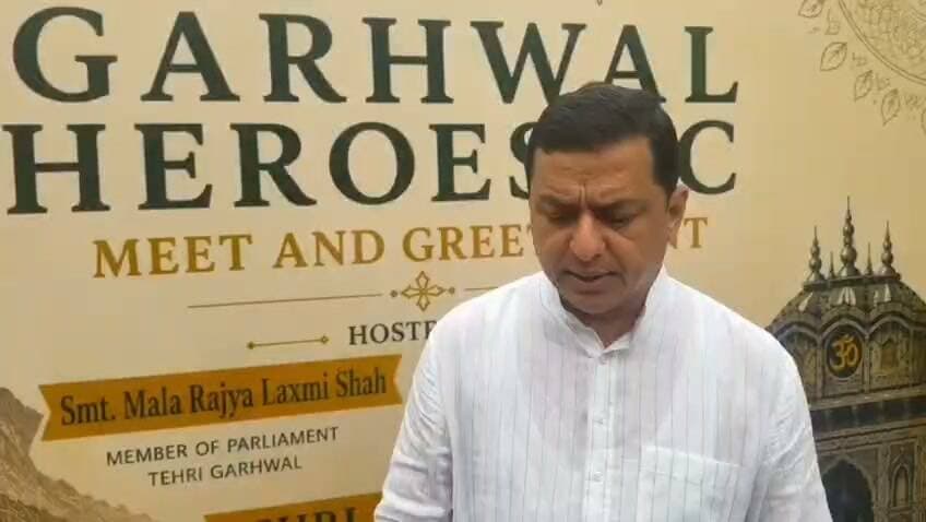 गढ़वाल सांसद अनिल बलूनी ने केंद्रीय शिक्षा मंत्री प्रह्लाद जोशी से मुलाकात कर उन्हें अतिरिक्त प्रभार मिलने पर शुभकामनाएं दीं। इस दौरान सांसद बलूनी ने गैरसैंण, रामनगर, यमकेश्वर और देवप्रयाग में केंद्रीय विद्यालय स्थापित किए जाने की मांग को प्रमुखता से उठाया। उन्होंने कहा कि पर्वतीय क्षेत्रों में केंद्रीय विद्यालय खुलने से स्थानीय विद्यार्थियों को गुणवत्तापूर्ण एवं बेहतर शैक्षणिक सुविधाएं उपलब्ध होंगी और उन्हें शिक्षा के लिए दूर-दराज के क्षेत्रों का रुख नहीं करना पड़ेगा। शिक्षा मंत्री प्रह्लाद जोशी ने सांसद की मांगों पर सकारात्मक रुख अपनाते हुए आवश्यक कार्रवाई का आश्वासन दिया। सांसद ने उम्मीद जताई कि इन क्षेत्रों में केंद्रीय विद्यालय की स्थापना से पहाड़ के विद्यार्थियों के लिए शिक्षा के नए और बेहतर अवसरों का मार्ग प्रशस्त होगा।