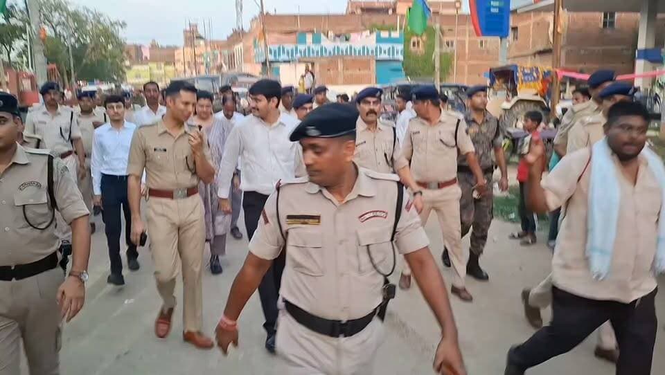 आरा में पुलिस के कड़ी सुरक्षा के बीच निकल रहा ईद मिलादुन्नबी का जुलूस देखिए LIVE...