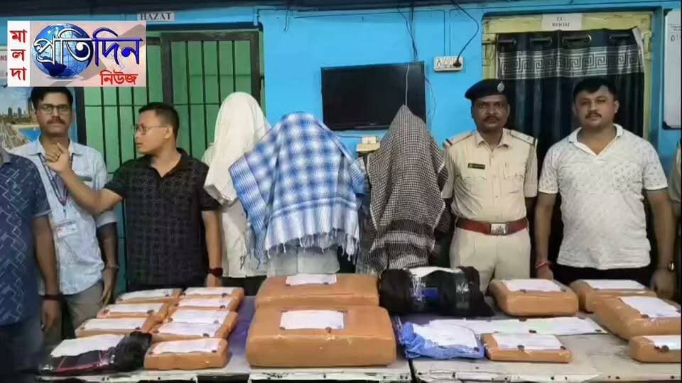 মালদা প্রতিদিন নিউজঃ ৪২ কেজি গাঁজা সহ বিহারের তিন কারবারীকে গ্রেপ্তার করল জিআরপি থানার পুলিশ৷ ধৃতদের নাম রূপেশ কুমার, সুধীন মণ্ডল ও সংকেত কুমার৷ ধৃতরা সকলেই বিহারের বাসিন্দা৷ জিআরপি থানার পুলিশ জানিয়েছে, গত মঙ্গলবার রাজধানী এক্সপ্রেসে গাঁজা পাচারের চেষ্টা চালাচ্ছিল ধৃতরা৷ ট্রেন মালদা টাউন স্টেশনে পৌঁছতেই হানা দিয়ে দুটি ব্যাগ থেকে উদ্ধার হয় গাঁজার ১৫টি প্যাকেট৷ গ্রেপ্তার করা হয় ওই তিনজনকে৷ ধৃতদের আজ পুলিশি হেপাজতের আবেদনে মালদা জেলা আদালতে পেশ করা হয়েছে৷