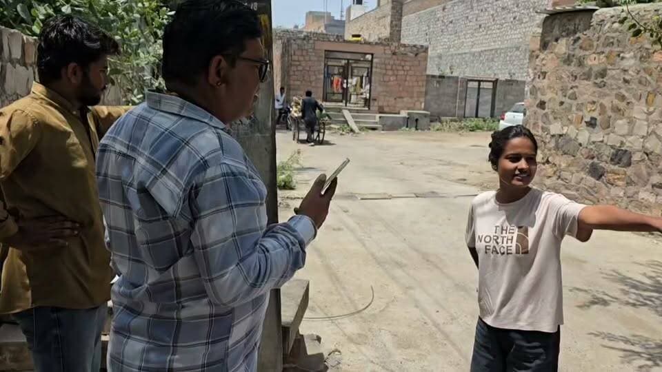 बाड़मेर पूर्व पार्षद से परेशान वार्ड सख्या 17 के लोग बताई सच्चाई...भंवरलाल खोरवाल जैसा व्यक्ति चाहिए।
Mewaram Jain Laxman Singh Godara Harish Chaudhary Ummeda Ram Beniwal