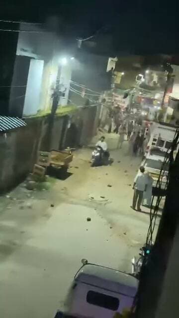 *हरिद्वार ब्रेकिंग*
हरिद्वार के जगजीतपुर पीठ पुलिया के पास अलग-अलग समुदाय के लोगों के बीच जमकर विवाद हुआ। बच्चों के बीच हुआ मामूली झगड़ा देखते ही देखते खूनी संघर्ष में तब्दील हो गया।
विवाद बढ़ने पर दोनों पक्ष आमने-सामने आ गए और जमकर पथराव होने की सूचना है। आरोप है कि एक समुदाय के लोगों ने दूसरे समुदाय पर छतों से ईंट-पत्थर बरसाए।
अचानक हुए पथराव से मौके पर अफरा-तफरी और तनाव का माहौल बन गया। सूचना मिलते ही कनखल पुलिस मौके पर पहुंची और स्थिति को संभालने में जुट गई।
तनाव को देखते हुए जगजीतपुर पीठ पुलिया के आसपास भारी पुलिस बल तैनात किया गया है। पुलिस पूरे मामले की जांच कर रही है और उपद्रव करने वालों के खिलाफ कार्रवाई की तैयारी में जुटी है।