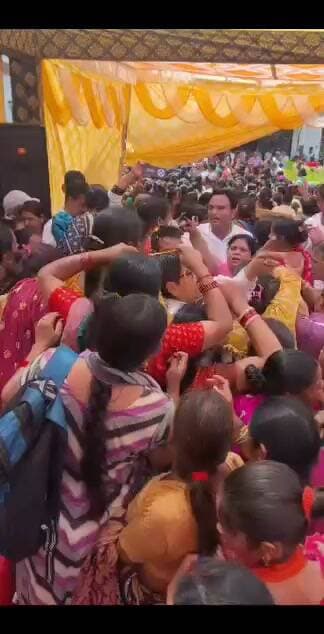 देवप्रयाग विधायक विनोद कंडारी द्वारा मलेथा में आयोजित रक्षाबंधन मिलन कार्यक्रम में बड़ी संख्या में पहुँची महिलाएं