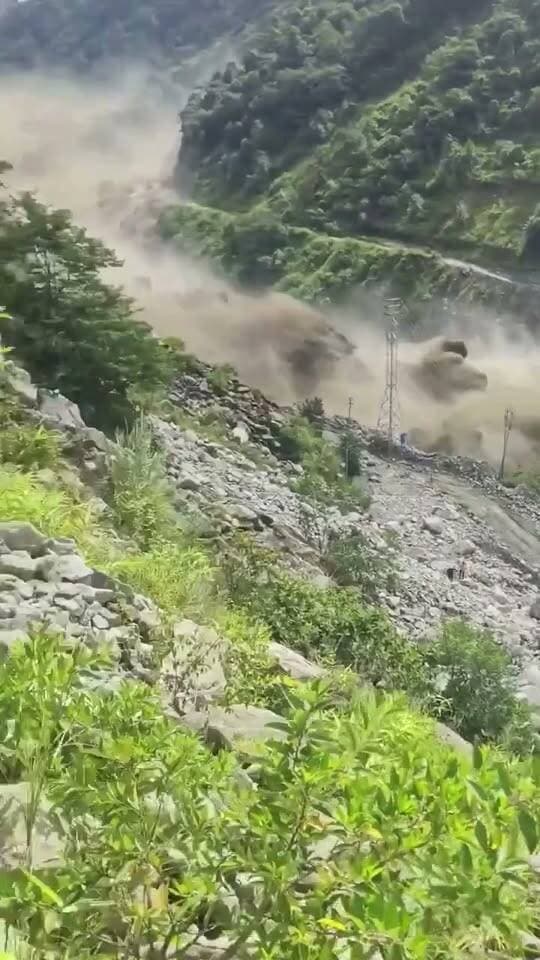 नेपाल में भोटेकोशी नदी का खौफनाक सैलाब
नेपाल में भोटेकोशी नदी का यह खौफनाक मंजर बेहद भयावह है। चीन से आए सैलाब ने भारी तबाही मचाई है। तस्वीरें और वीडियो देखकर स्थिति की भयावहता का अंदाजा लगाया जा सकता है। ईश्वर से प्रार्थना है कि सभी लोग सुरक्षित रहें और किसी तरह की जनहानि न हो।