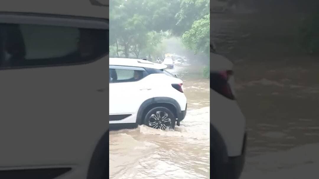 Vasant Kunj में कुछ देर की बारिश के बाद देखिये क्या हाल हुआ सड़क का #DelhiRain #Imd #weatherNews