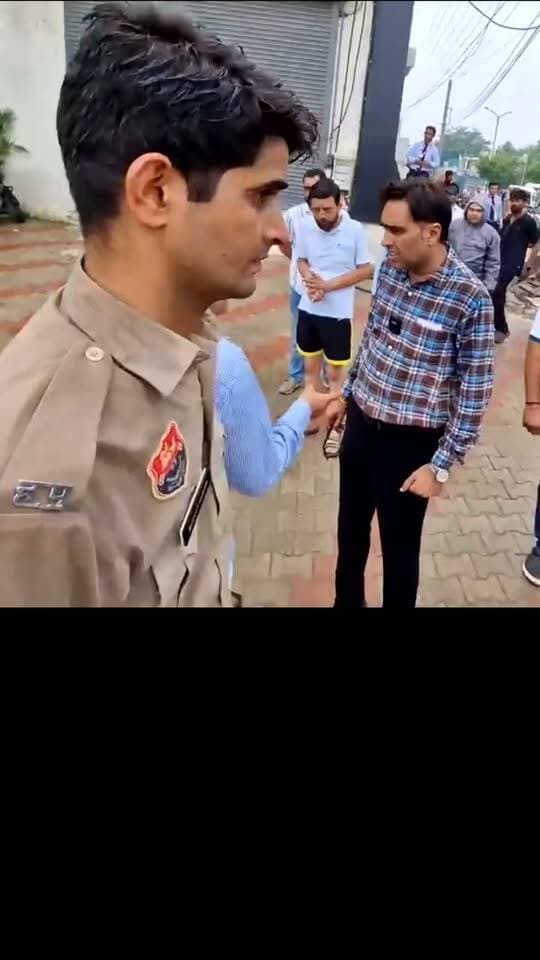 किसी पर कार्रवाई हो ना हो तुम पर जरूर होगी.. DTP RS बाठ को जब आया कब्जाधारी पर गुस्सा.. Buldozer Action In Gurugram #Haryana #Gurugram #gurugramcity #LatestNews #trendingreel #viralpost #viralreelsシ #Gurgaon #trendingpost