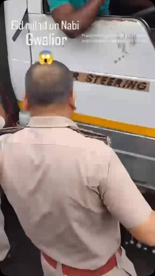 ग्वालियर,मध्य प्रदेश में नवी के नाम पर जुलूश में ओवर आवाज़ में साउंड बजाने को लेकर जब प्रशासन ने संज्ञान लिया तो माँ-बहन की गालियाँ देने और टीआई आलोक परिहार जी के साथ धक्का-मुक्की और अपशब्द की घटना बेहद निंदनीय है। प्रशासन से दोषियों पर सख्त कार्रवाई की माँग है। राष्ट्रीय सनातन सेना मोर्चा संभालने पहुँच रही है।
हर हर महादेव! 🚩
#gwalior #gwaliorcity_vibes #gwaliorpolice
#viral
#gwalior