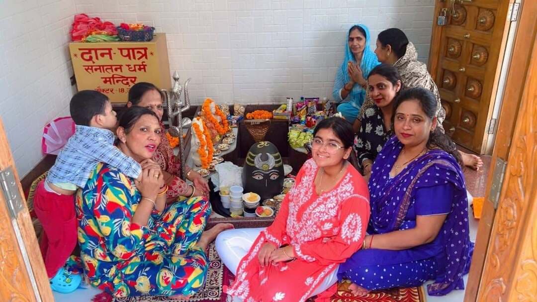 श्री परमधाम मंदिरश्री सनातन धर्म मंदिर सेक्टर 18 सावन मास में प्रतिदिन भगवान भोलेनाथ का प्रतिदिन तरह-तरह से श्रृंगार किया गया। पूजा गर्ग ने बतलाया कि ऋंगार में प्रतिदिन 108 की पवित्र अंक का विशेष ध्यान रखते हुवे कभी कमल से, कभी रजनीगंधा से, कभी बेलपत्र से,कभी गुलाब से कभी धतूरे से कभी भांग से, कभी फलों से भगवान गणेश के रूप में कभी अर्धनारीश्वर के रूप में कभी हनुमान जी के रूप में कभी महाकाल के रूप में प्रतिदिन प्रभु को नए स्वरूप में सजाया गया। सजाया भी ऐसा गया आंखों को मनभावन साक्षात जैसे भगवान ही नेत्रों के सामने विराजमान हो।
पवित्र श्रावण मास के प्रत्येक सोमवार भगवान शंकर को 108 द्रव्यों का भोग प्रसाद लगाया गया।
पूजा गर्ग के साथ गीतिका गर्ग, सृष्टि, रजनी सिंह ,पूजा बंसल, ऋतु, रश्मि, मीनाक्षी, कमलेश, ममता, हिमानी, सुषमा ,सीता, विभा, स्वाति इत्यादि महिलाओं ने भगवान शंकर और माता पार्वती के ऋंगार में साथ दिया।