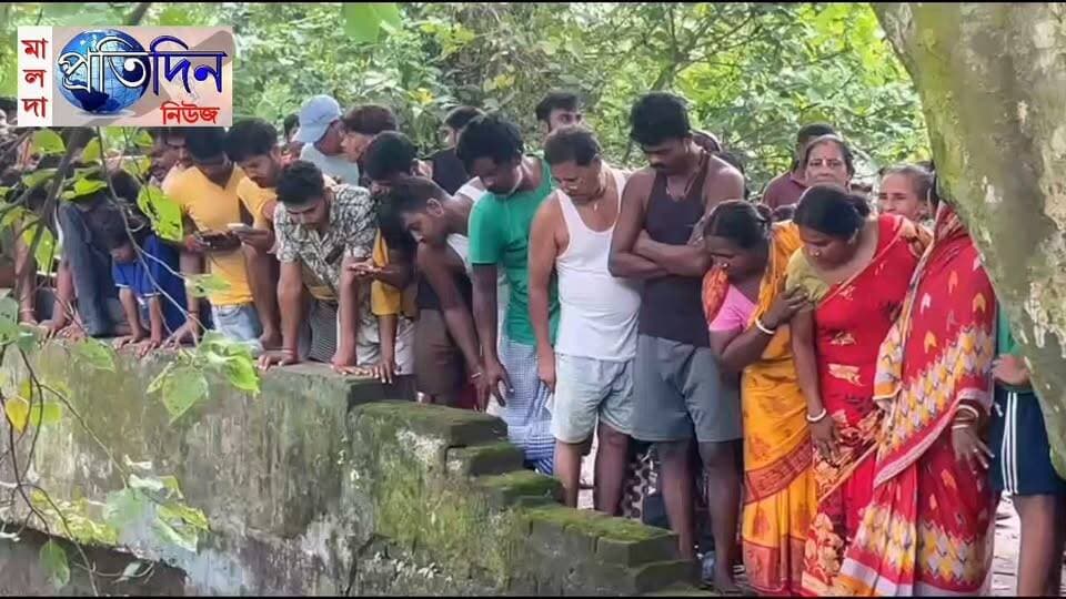 মালদা প্রতিদিন নিউজঃ সাতসকালে খাড়ির ব্রিজের নিচ থেকে উদ্ধার এক ব্যক্তির নিথর দেহ। ঘটনাকে কেন্দ্র করে তীব্র চাঞ্চল্য ছড়িয়েছে এলাকায়। ওই ব্যক্তির রহস্য মৃত্যু ঘিরে উঠছে একাধিক প্রশ্ন। কিভাবে মারা গেলেন ওই ব্যক্তি এখন সেই প্রশ্নর উত্তর খুঁজতে তদন্ত নেমেছে পুলিশ। ঘটনা মালদা জেলার গাজোল থানার অন্তর্গত কসবা এলাকার। স্থানীয় সূত্রে জানা যাচ্ছে, মৃত ওই ব্যক্তির নাম নন্দ দাস। গাজোল থানার অন্তর্গত সরকার পাড়া এলাকার পালপাড়া গ্রামের বাসিন্দা। পেশায় দিনমজুর। ওই ব্যক্তির মৃত্যুর পর প্রশ্ন উঠতে শুরু করেছে কিভাবে খারীর ব্রিজের নিচে পড়ে মারা গেলেন ওই ব্যক্তি ? সেই উত্তর জানার চেষ্টা চালাচ্ছে পুলিশ। গাজোল ১ নং গ্রাম পঞ্চায়েতের উপপ্রধান প্রদ্যুৎ কুমার সরদার জানান, সকালে খবর পেয়ে ছুটে এসে দেখতে পান ওই ব্যক্তি ওখানে পড়ে রয়েছে। মৃত ওই ব্যক্তি তার এলাকারই বাসিন্দা। তিনি বেশ কিছুদিন ধরে শারীরিক সমস্যায় ভুগছিলেন। কোনভাবে ওই ব্রিজ থেকে পড়ে গিয়ে মারা গিয়েছেন বলে জানিয়েছেন তিনি। যদিও স্থানীয় এক মহিলা কিন্তু অন্য অভিযোগ তুলছেন। মহিলা অভিযোগ করে জানান, বটতলী এলাকায় চলছে মদের রমরমা ব্যবসা। ছোট থেকে বড় সকলেই মদের নেশায় আসক্ত হচ্ছে। সম্ভবত মদ্যপ অবস্থাতে বাড়ি ফিরতে গিয়ে ওই খাড়ির ব্রিজের নিচে পড়ে মারা যান ওই ব্যক্তি। যদিও তিনি স্বীকার করে নিচ্ছেন এ মদ বিক্রি নিয়ে কোন অভিযোগ হচ্ছে না। রমরমে চলছে সেই ব্যবসা। ঘটনার খবর পেয়ে ঘটনাস্থলে পৌঁছে মৃতদেহ উদ্ধার করে পুরো ঘটনা নিয়ে তদন্ত শুরু করেছে পুলিশ। পুলিশের তরফে দেহ ময়না তদন্তের জন্য পাঠানো হবে মালদা মেডিকেল কলেজ হাসপাতালে। পুরো ঘটনায় একদিকে আতঙ্ক অন্যদিকে শোকের ছায়া এলাকা জুড়ে।
