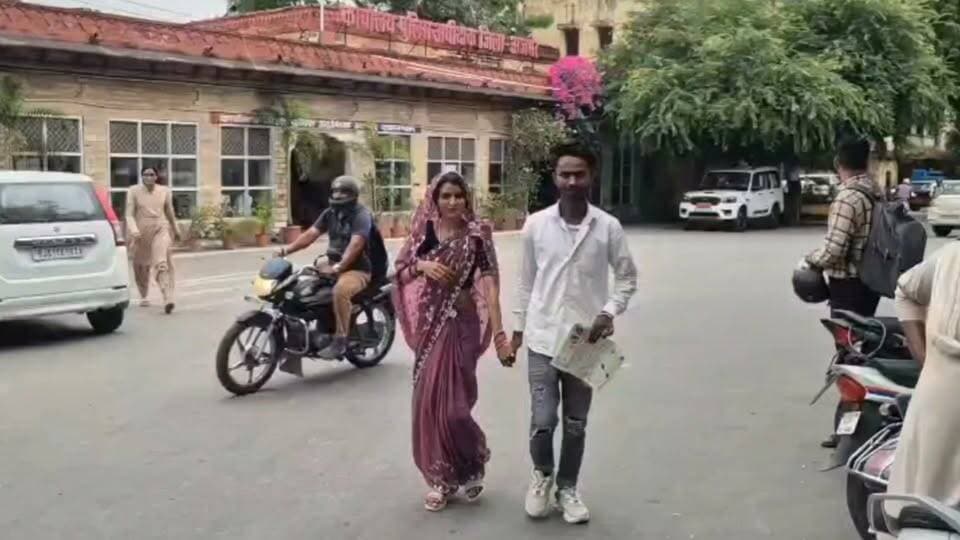 बाल विवाह के बंधन को तोड़ इंस्टाग्राम प्रेमी से की शादी, सुरक्षा की गुहार लेकर एसपी ऑफिस पहुंचा प्रेमी जोड़ा!
बचपन में हुई जबरन शादी तोड़ी, इंस्टाग्राम पर हुआ प्यार; ससुराल पक्ष से जान का खतरा बताकर एसपी ऑफिस पहुंचा प्रेमी जोड़ा!
राजस्थान के अजमेर जिले से एक ऐसा मामला सामने आया है जहाँ एक युवती ने अपने बचपन में हुए बाल विवाह के बंधन को नकारते हुए अपनी पसंद के प्रेमी से शादी रचा ली। युवती का आरोप है कि पहला पति और ससुराल वाले उसके साथ मारपीट व प्रताड़ना करते थे। अब जब उसने अपने प्रेमी के साथ नई जिंदगी शुरू की है, तो ससुराल पक्ष और पूर्व पति द्वारा दोनों को जान से मारने की धमकियां दी जा रही हैं। सुरक्षा की गुहार लेकर यह नवविवाहित जोड़ा पुलिस अधीक्षक (SP) कार्यालय पहुंचा है।
मामले के अनुसार, युवती पायल बैरवा का विवाह बचपन में बनवारी नाम के व्यक्ति के साथ जबरन कर दिया गया था। पायल का कहना है कि ससुराल में उसके साथ लगातार मारपीट और अत्याचार किया जाता था, जिसके चलते वह उस रिश्ते में नहीं रहना चाहती थी। इसी दौरान करीब तीन साल पहले सोशल मीडिया प्लेटफॉर्म इंस्टाग्राम के जरिए उसकी पहचान मोतीपुरा निवासी मुकेश बैरवा से हुई। दोनों की दोस्ती धीरे-धीरे प्यार में बदल गई और दोनों ने साथ रहने और शादी करने का फैसला किया।
#RajasthanNews #LatestNews #ajmer