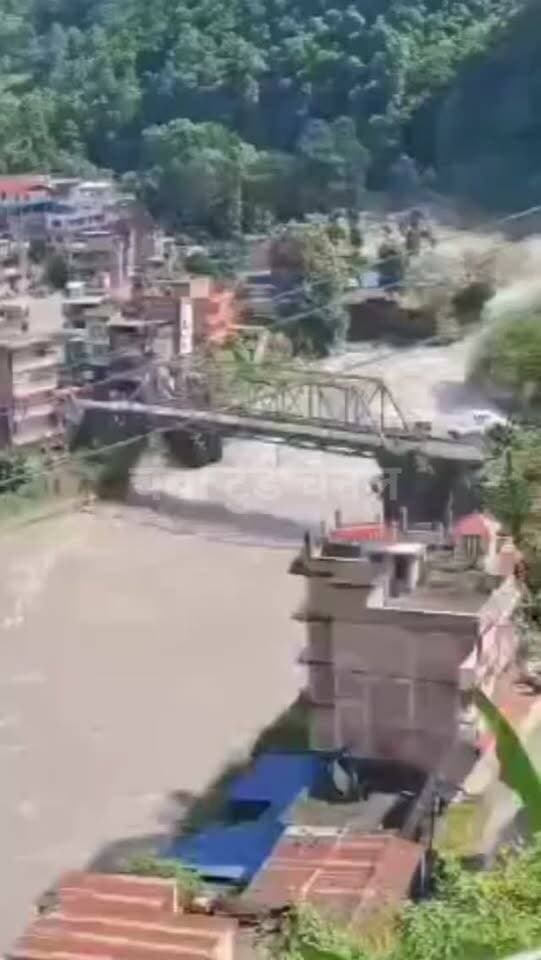 नेपाल में फ्लैश फ्लड से तबाही,पुल घर लोग बह गये 😢
#nepal #india #alert #viralvideoシ