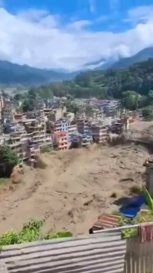 नेपाल में फ्लैश फ्लड से तबाही,पुल घर लोग बह गये 😢
#nepal #india #alert #viralvideoシ