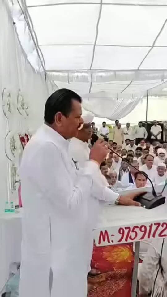 पूर्व विधायक चौधरी अर्जुन सिंह उत्तराखंड के गाँव मानकपुर में आयोजित स्वर्गीय बाबू रामपाल प्रधान (झबरेड़ा) जी की श्रद्धांजलि सभा में शामिल हुए। उन्होंने दिवंगत आत्मा को सामूहिक श्रद्धांजलि अर्पित कर शोक संतप्त परिवार के प्रति अपनी गहरी संवेदनाएँ व्यक्त कीं।
इस अवसर पर अपने संबोधन में चौधरी अर्जुन सिंह ने कहा कि बाबू रामपाल प्रधान जी का समाज के प्रति समर्पण, सेवा भावना और सादगी हमेशा प्रेरणास्रोत रहेगी। उन्होंने ईश्वर से दिवंगत आत्मा की शांति तथा परिवार को इस कठिन समय में धैर्य और शक्ति प्रदान करने की प्रार्थना की।
🙏 भावपूर्ण श्रद्धांजलि।
#ChArjunSingh #Shradhanjali #Uttarakhand #Manakpur #RamPalPradhan Tribute InstagramPost